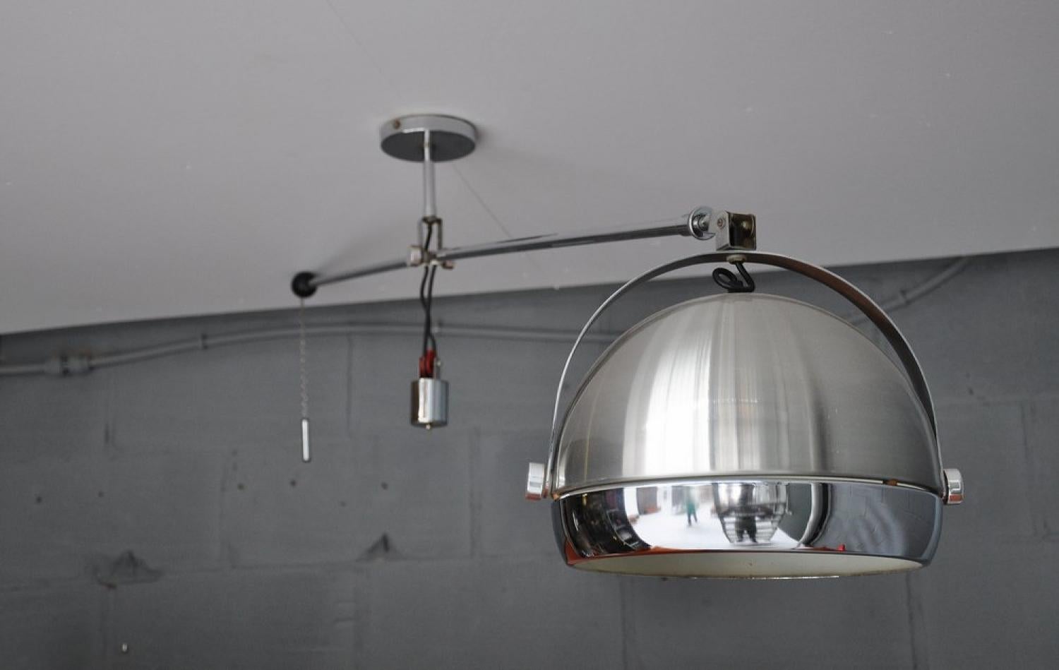 Very nice articulating ceiling balanced lamp made by Studio Reggiani, Italy 1970. This lamp has an extendable chrome plated arm and an aluminium shade. This is an amazing lamp for multiple purposes cause you can rotate it, and extend it up to 250 cm