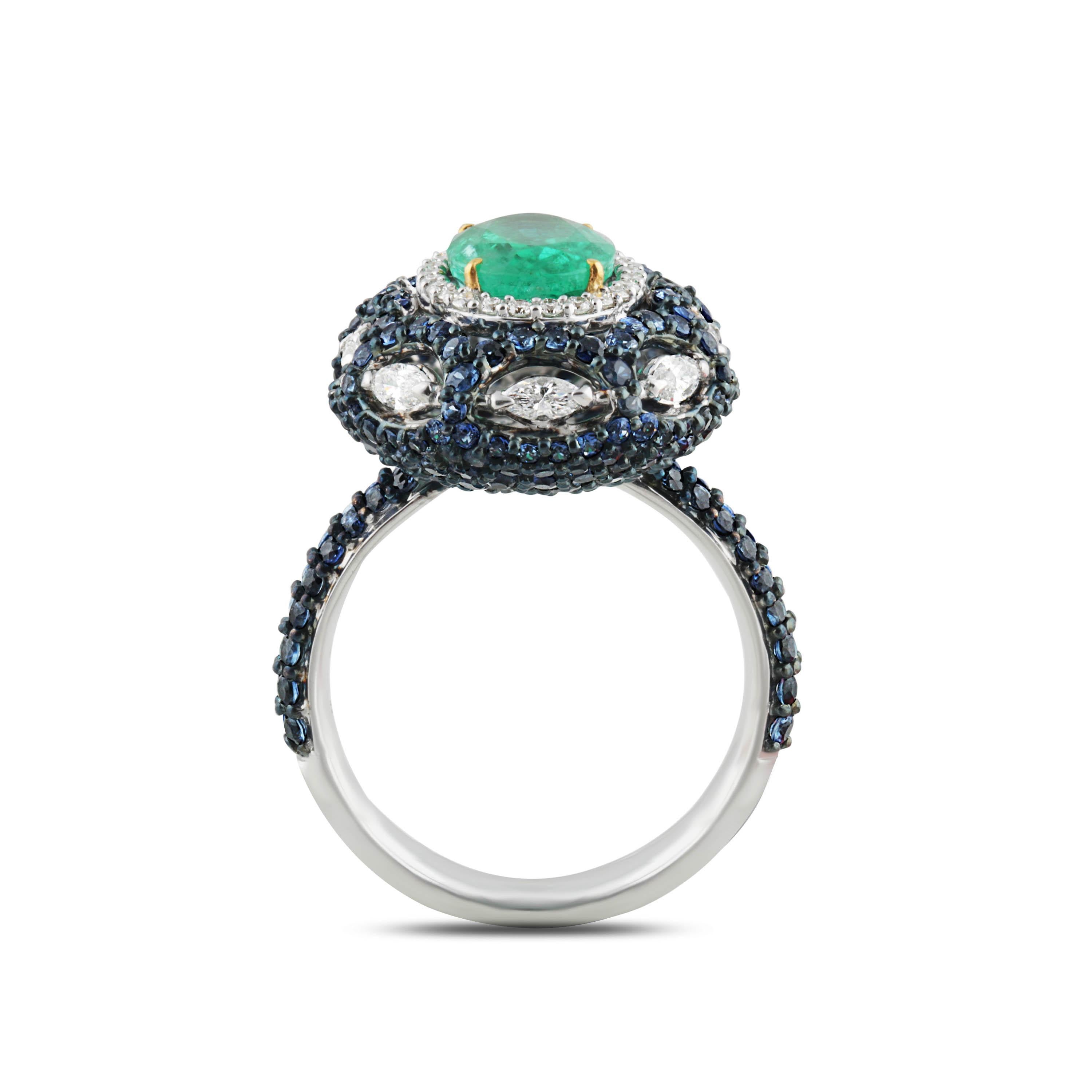 Studio Rêves 1.73 Oval Emerald with Diamonds and Blue Sapphire Ring in 18K Gold In New Condition For Sale In Mumbai, Maharashtra