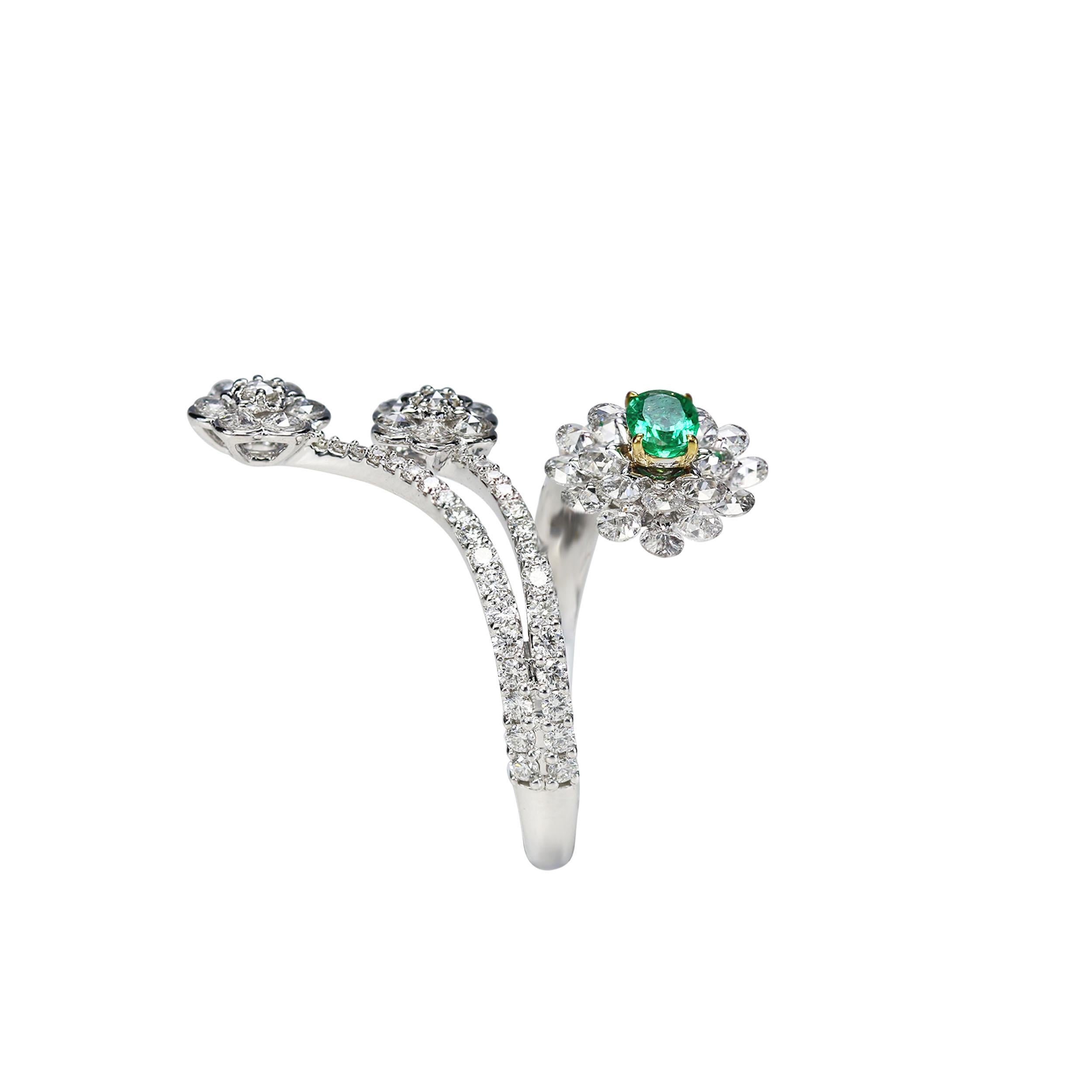 Contemporary Studio Rêves Diamonds and Emerald Cluster Ring in 18 Karat Gold For Sale