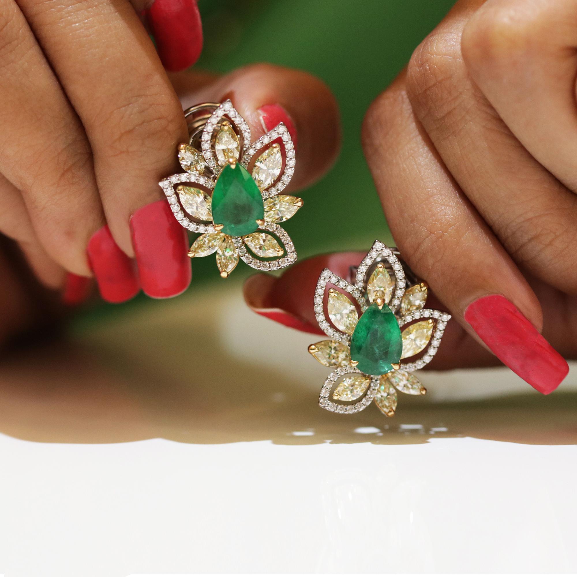 Studio Rêves Diamonds and Emeralds Clip-On Earrings in 18 Karat Gold For Sale 2
