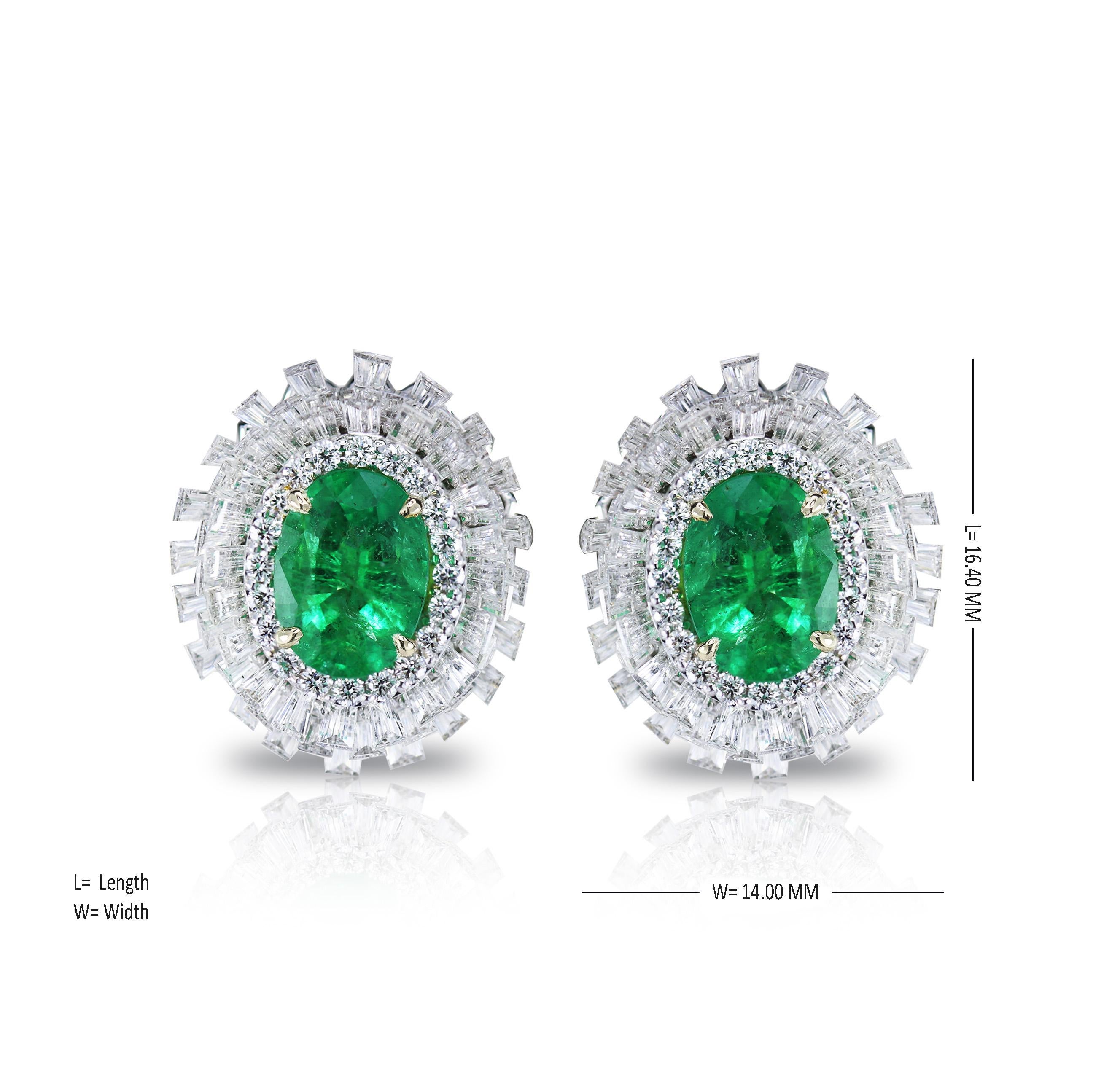 Studio Rêves Emerald and Baguette Diamonds Stud Earrings in 18 Karat Gold In New Condition In Mumbai, Maharashtra