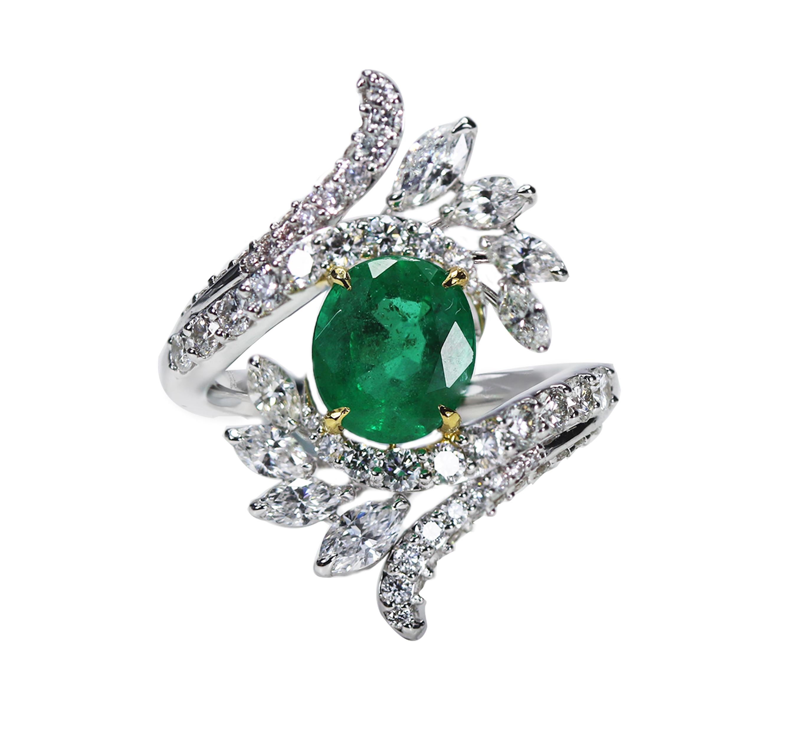 Modern Studio Rêves Emerald and Diamond Ring in 18 Karat Gold For Sale