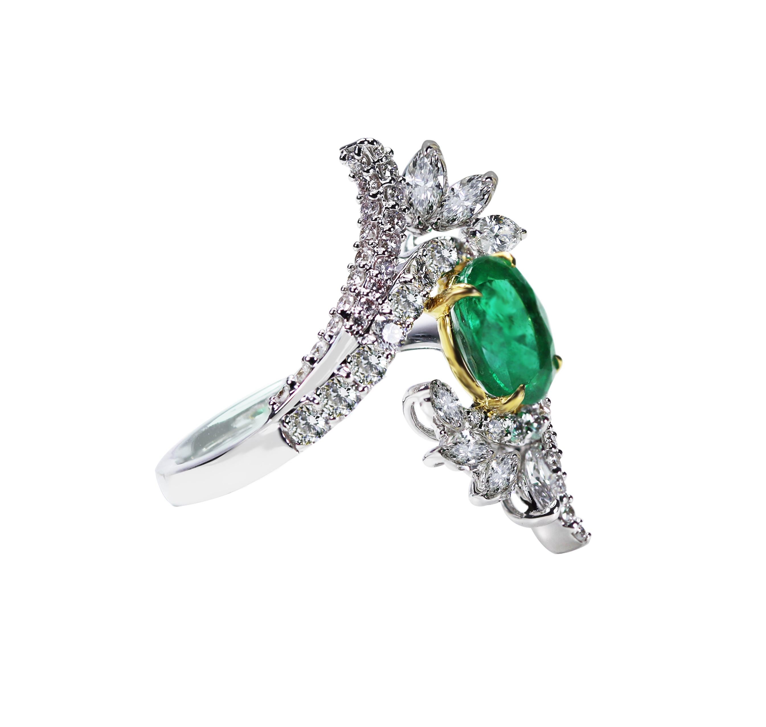 Studio Rêves Emerald and Diamond Ring in 18 Karat Gold In New Condition For Sale In Mumbai, Maharashtra