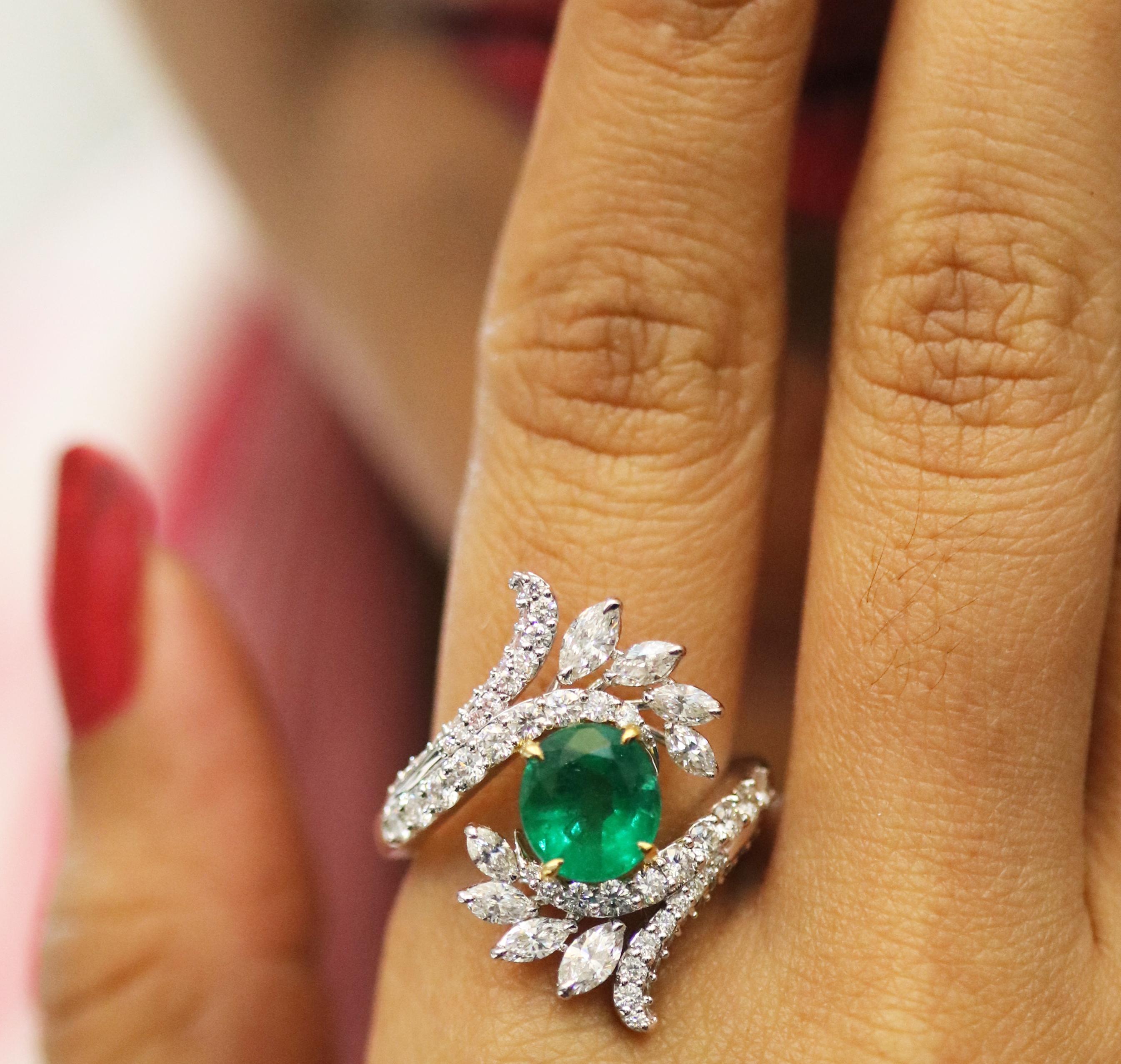 Studio Rêves Emerald and Diamond Ring in 18 Karat Gold For Sale 4