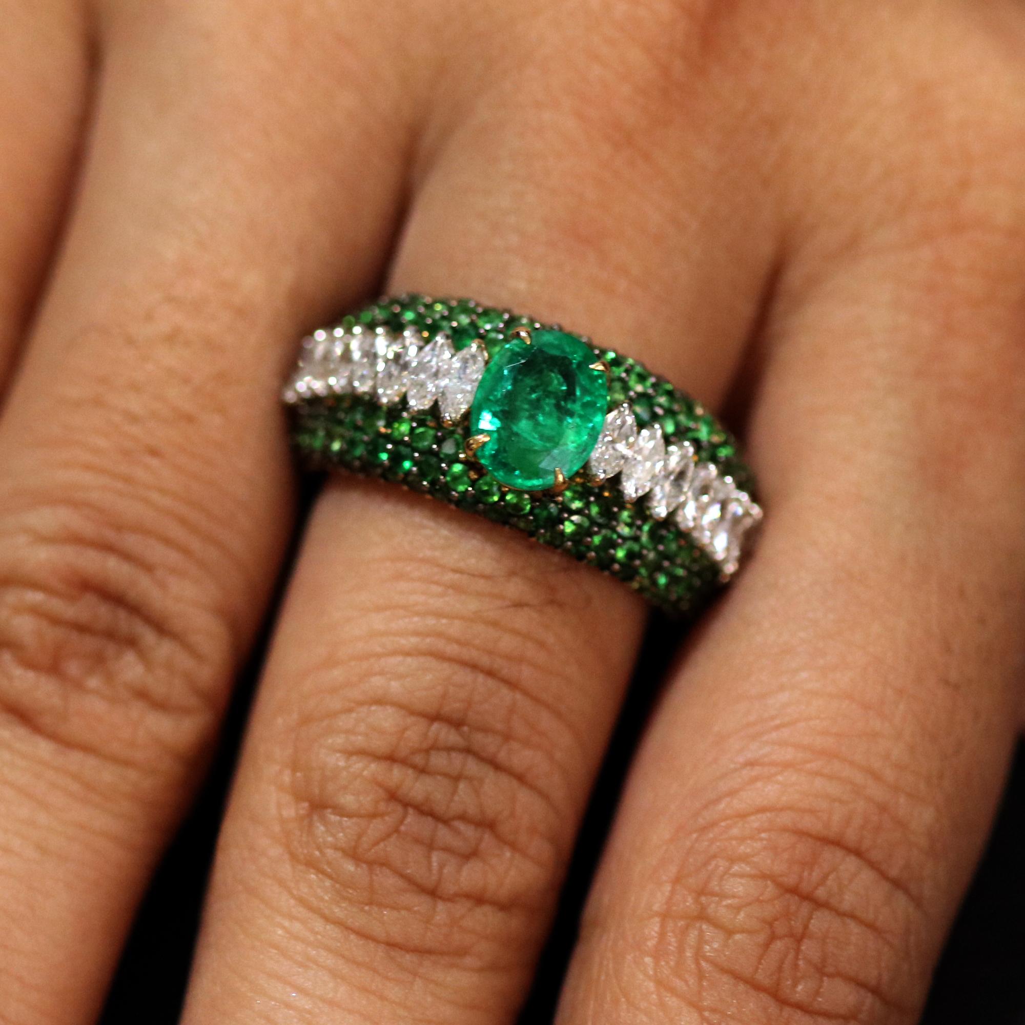 Studio Rêves Emerald and Marquise Diamond Band Ring in 18 Karat Gold  For Sale 3