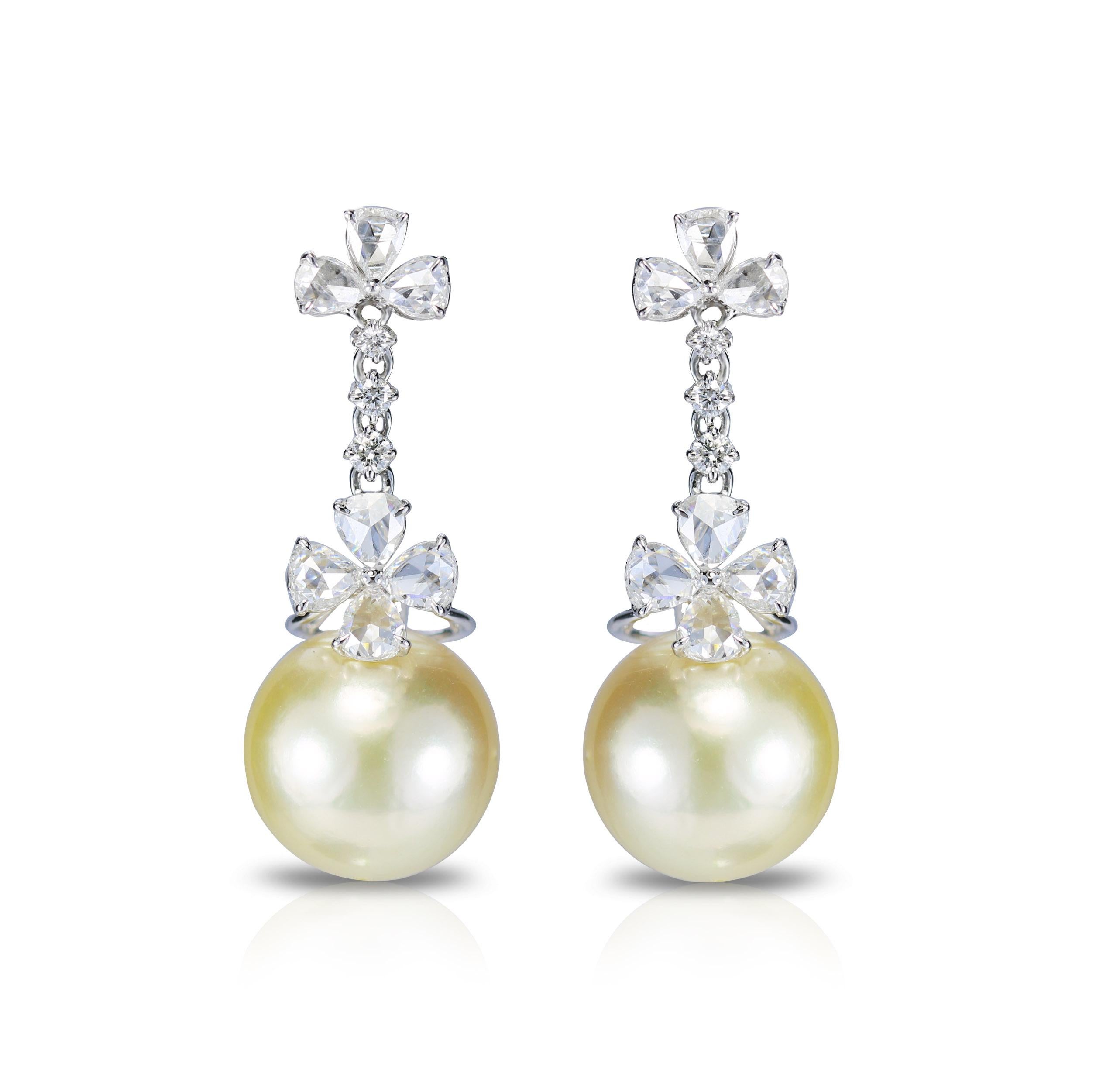 Diamond and south sea pearl earrings

Feminine and classy, this pair of 18K white gold earrings featuring pear rose cut and round brilliant cut diamonds and south sea pearls in a prong setting is the modern connoisseur's must-have piece. This