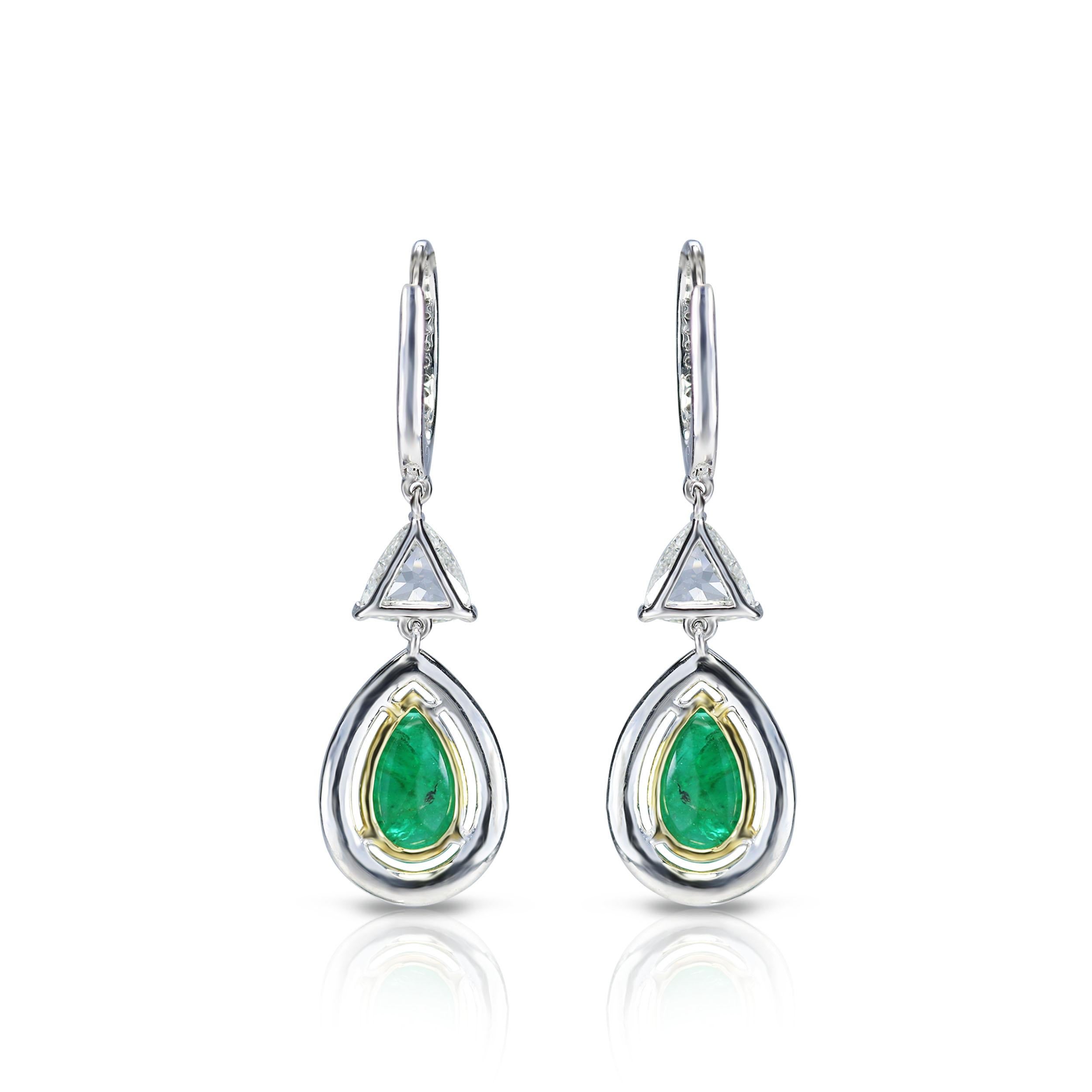 Modern Studio Rêves Trillion Rose Cut and Emerald Dangling Earrings in 18 Karat Gold For Sale