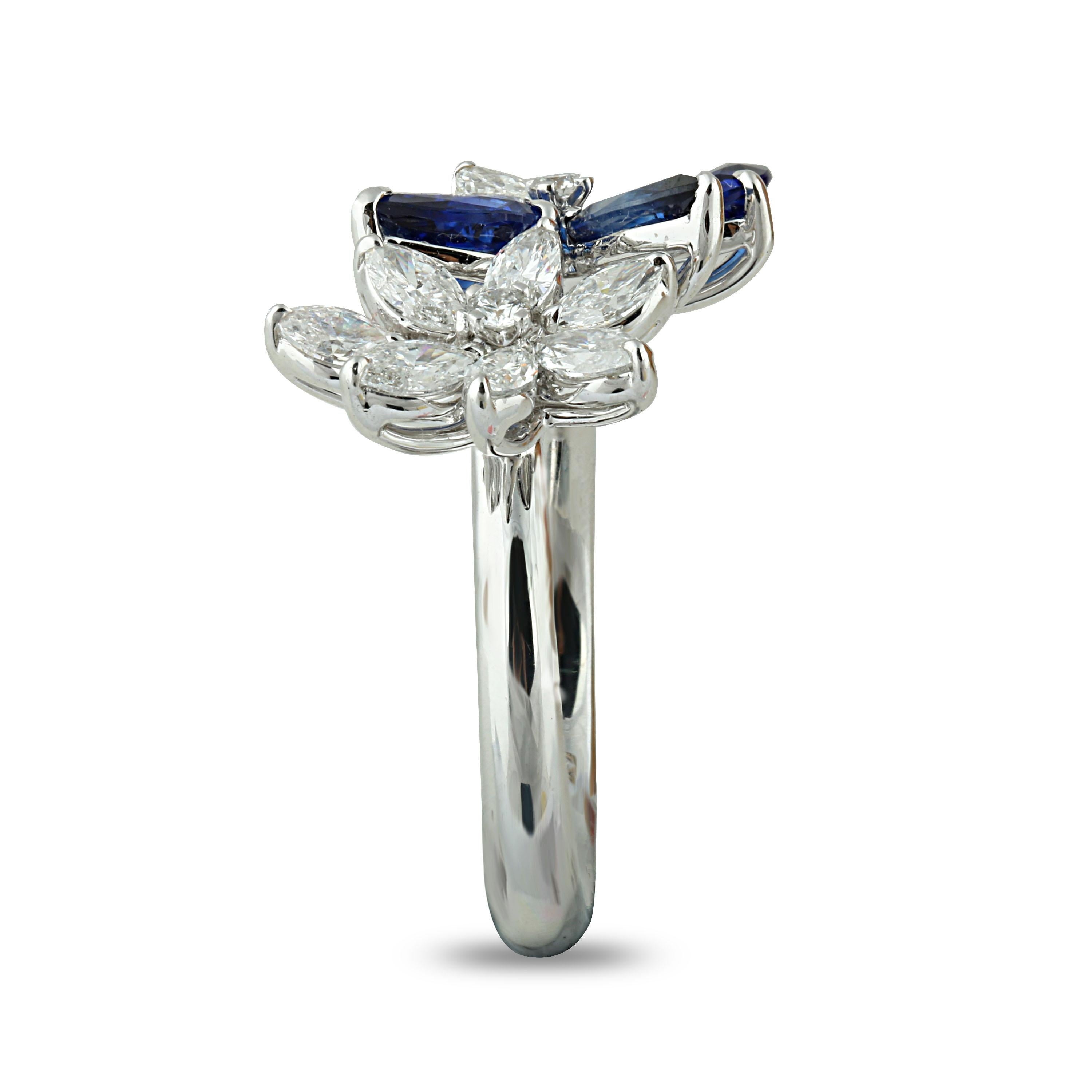 Studio Rêves 18 Karat White Gold Diamonds and Blue Sapphire Butterfly Ring (Marquiseschliff) im Angebot