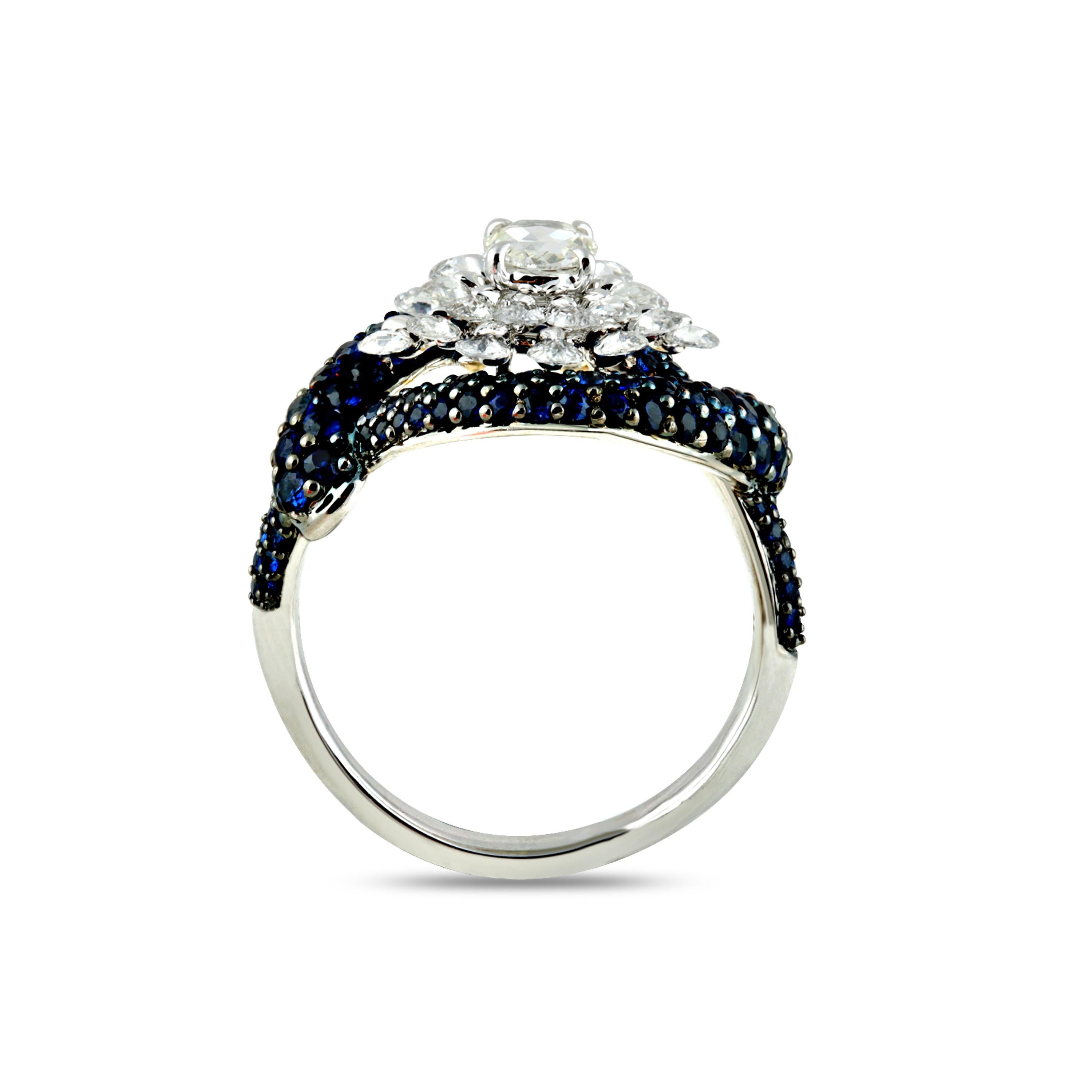 Studio Rêves 18 Karat Gold Rose Cut Diamonds and Blue Sapphire Cluster Ring (Rosenschliff) im Angebot