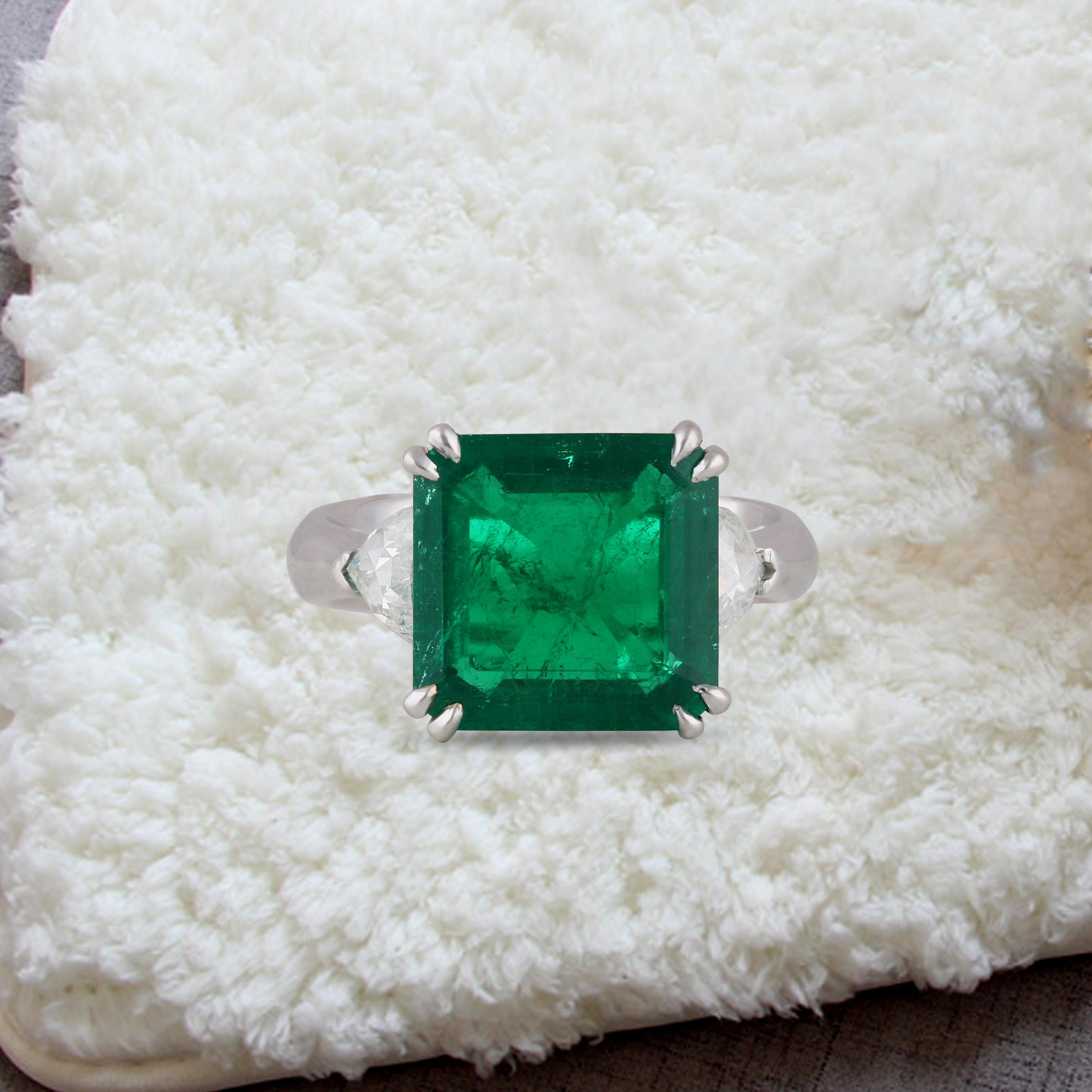 Studio Rêves 5.51 Carat Emerald and Trillion Rose Cut Diamond Ring For Sale 5