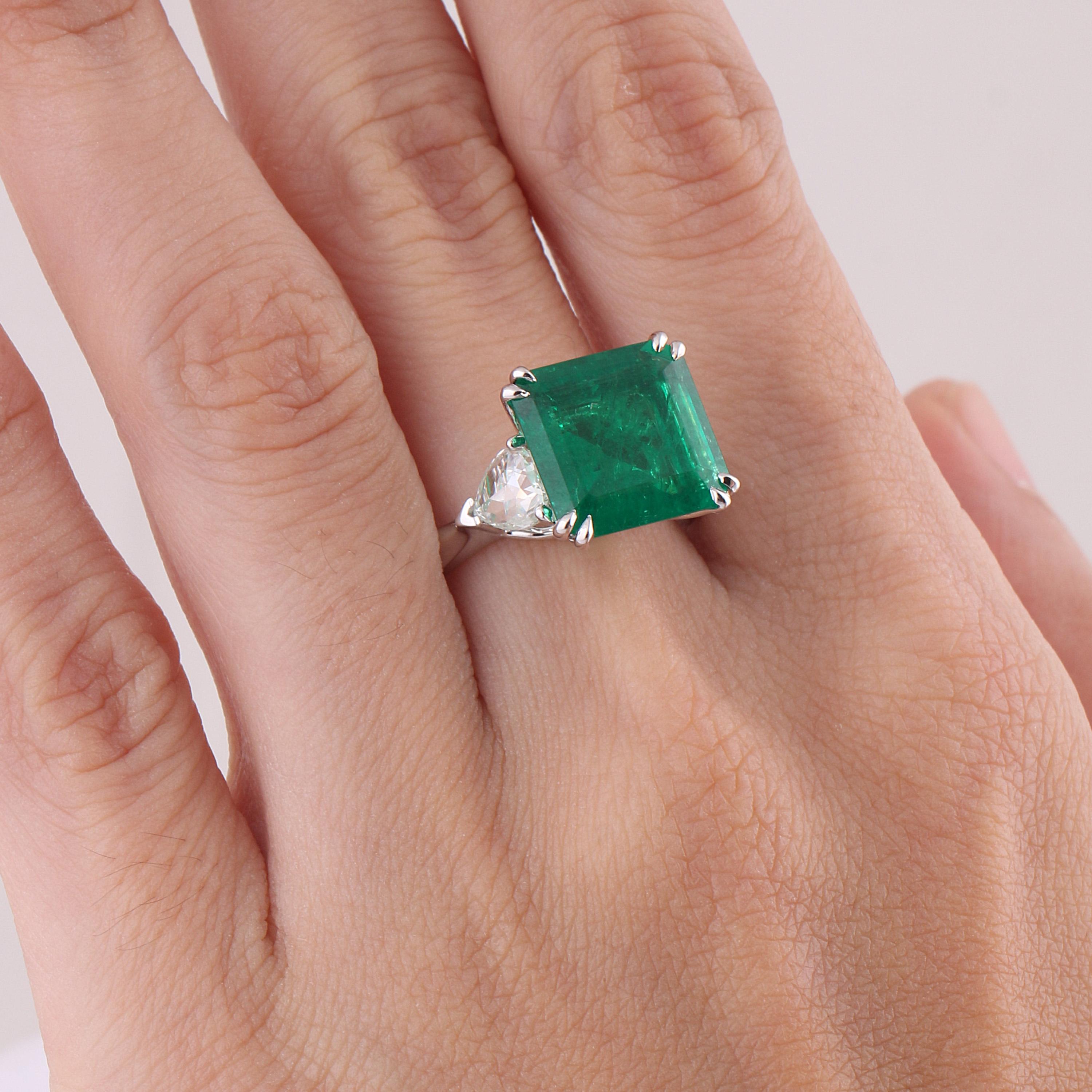 Modern Studio Rêves 5.51 Carat Emerald and Trillion Rose Cut Diamond Ring in 18K Gold For Sale