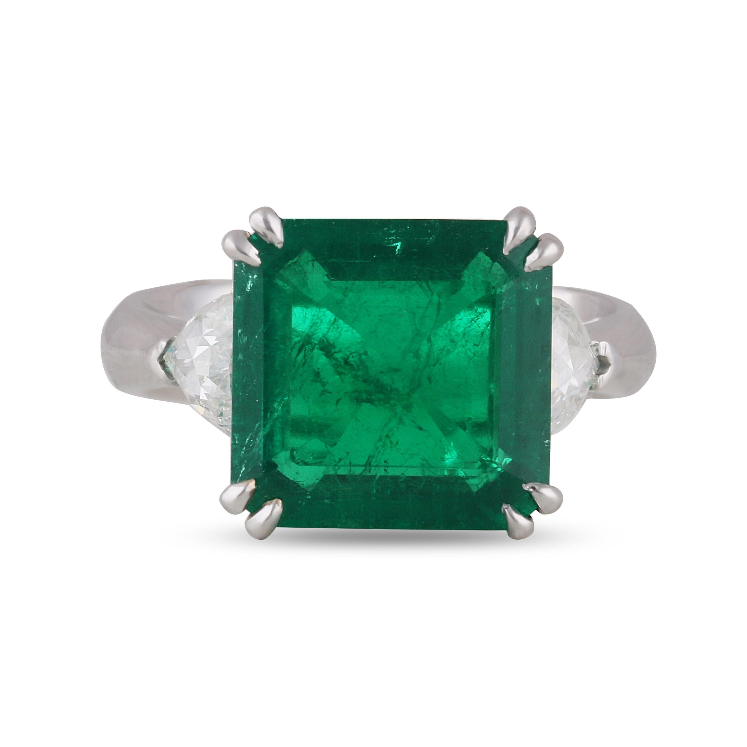 Studio Rêves 5.51 Carat Emerald and Trillion Rose Cut Diamond Ring in 18K Gold For Sale 1