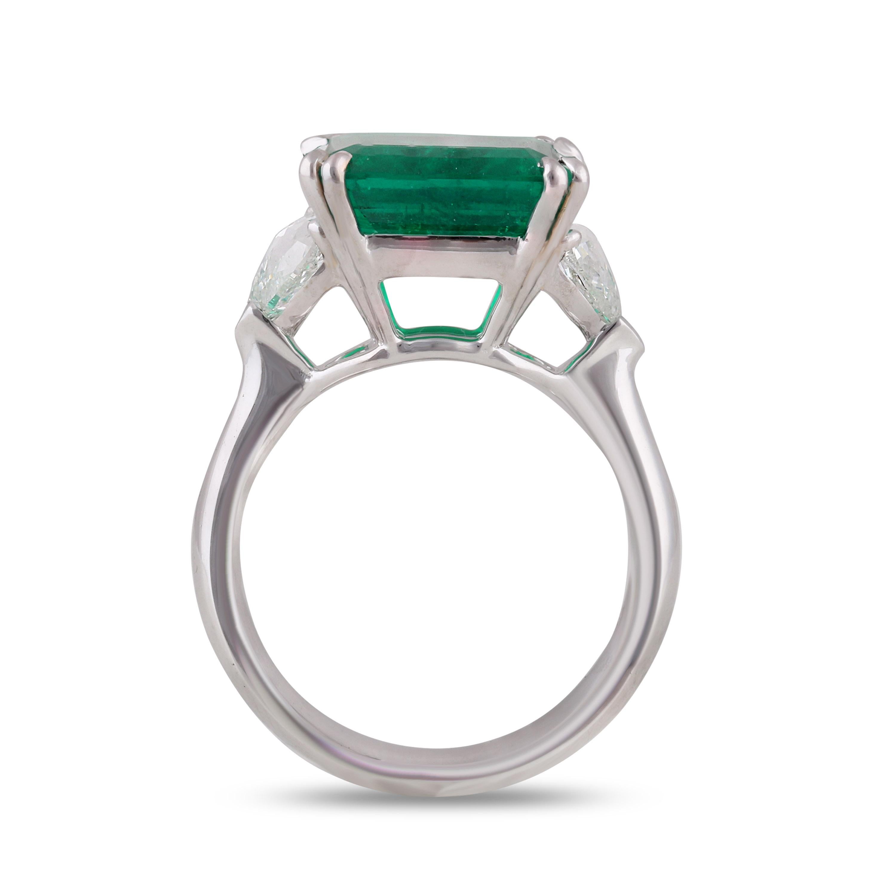Studio Rêves 5.51 Carat Emerald and Trillion Rose Cut Diamond Ring in 18K Gold For Sale 2