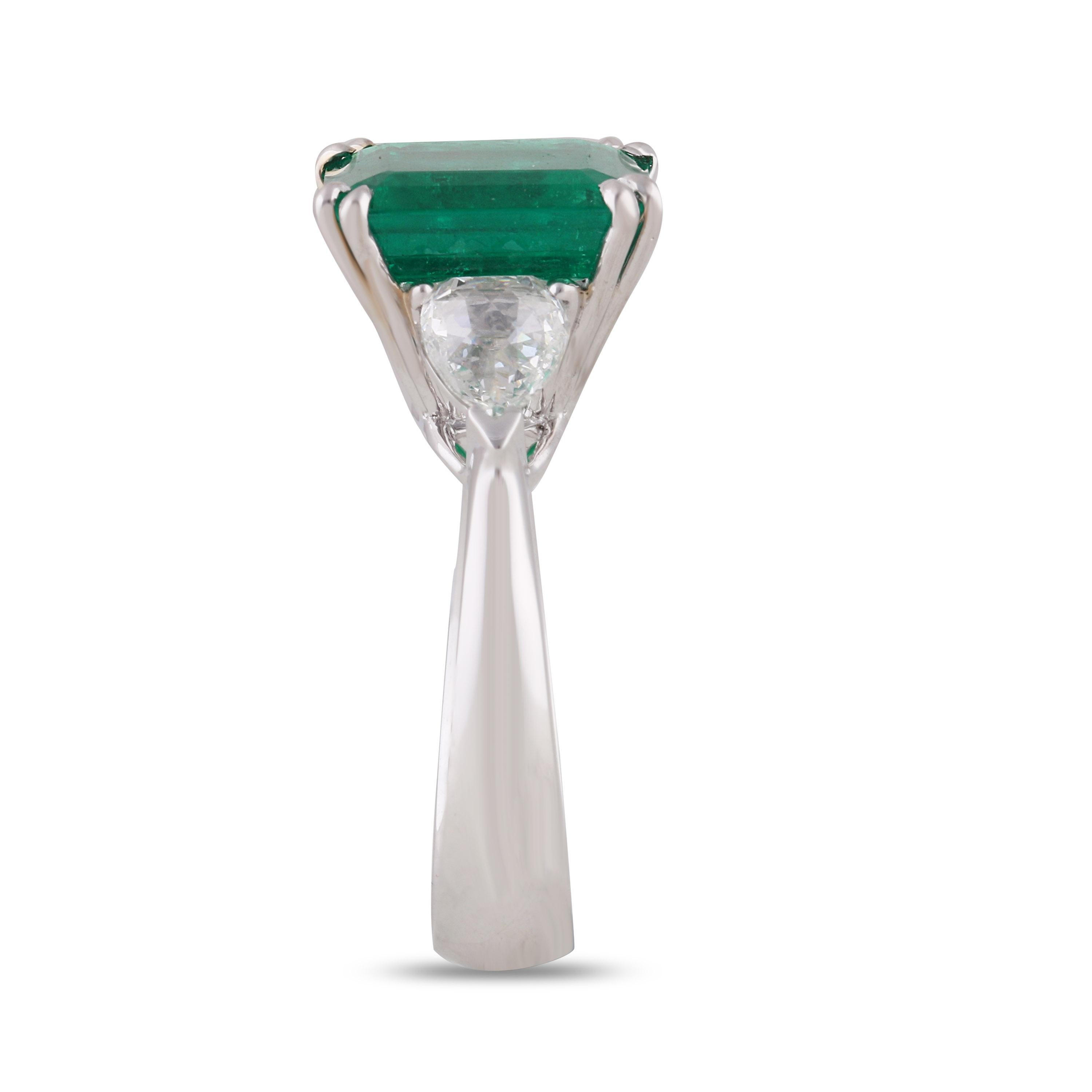 Studio Rêves 5.51 Carat Emerald and Trillion Rose Cut Diamond Ring in 18K Gold For Sale 3