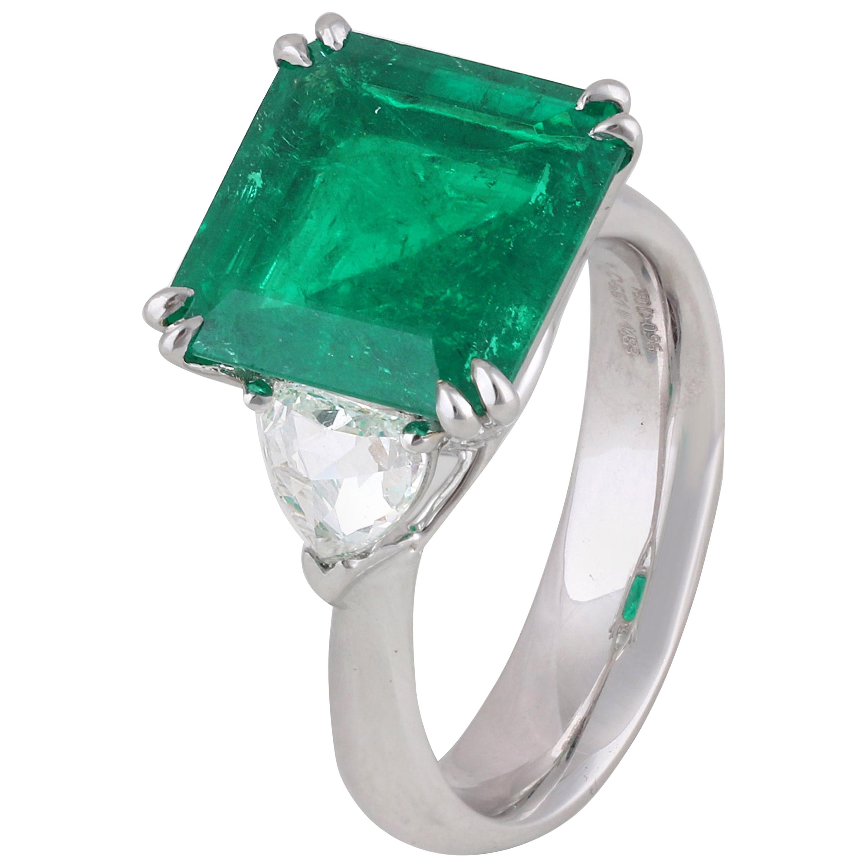 Studio Rêves 5.51 Carat Emerald and Trillion Rose Cut Diamond Ring in 18K Gold For Sale