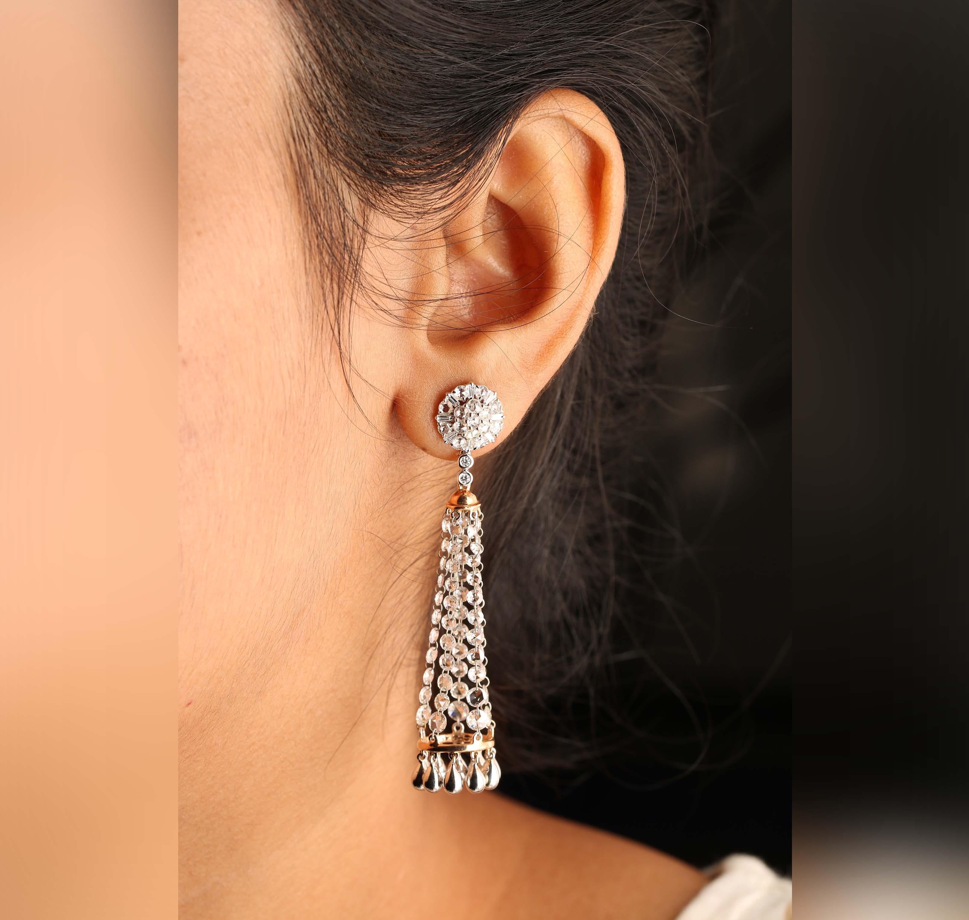 Peso lordo: 13,81 grammi
Peso del diamante: 5,92 carati
Attualmente non è classificata. La certificazione IGI può essere effettuata su richiesta.

Altri video e foto possono essere condivisi su richiesta.

Questi orecchini a lampadario sono