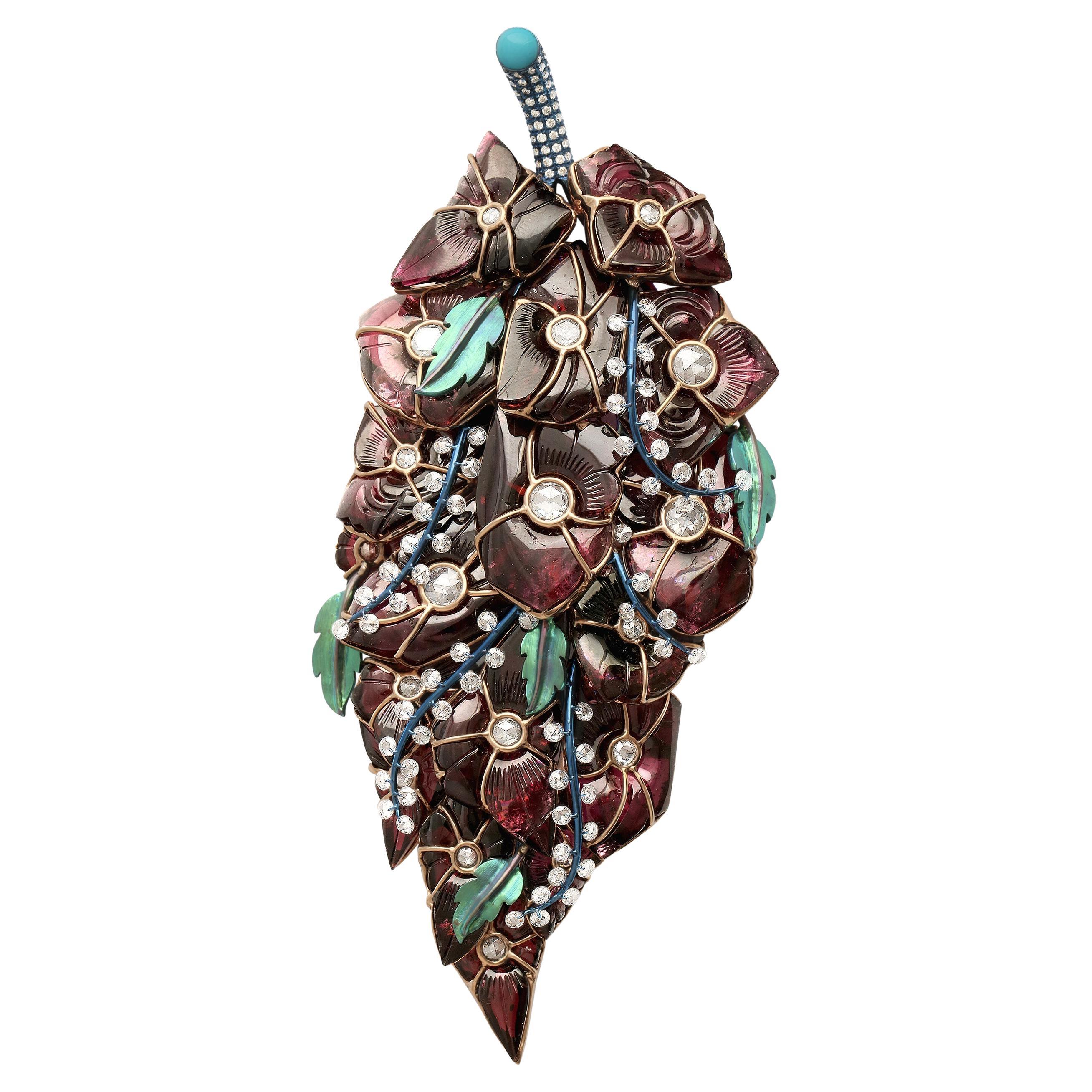 Studio Rêves Spilla a forma di foglia in tormalina in oro 18 carati e titanio in vendita