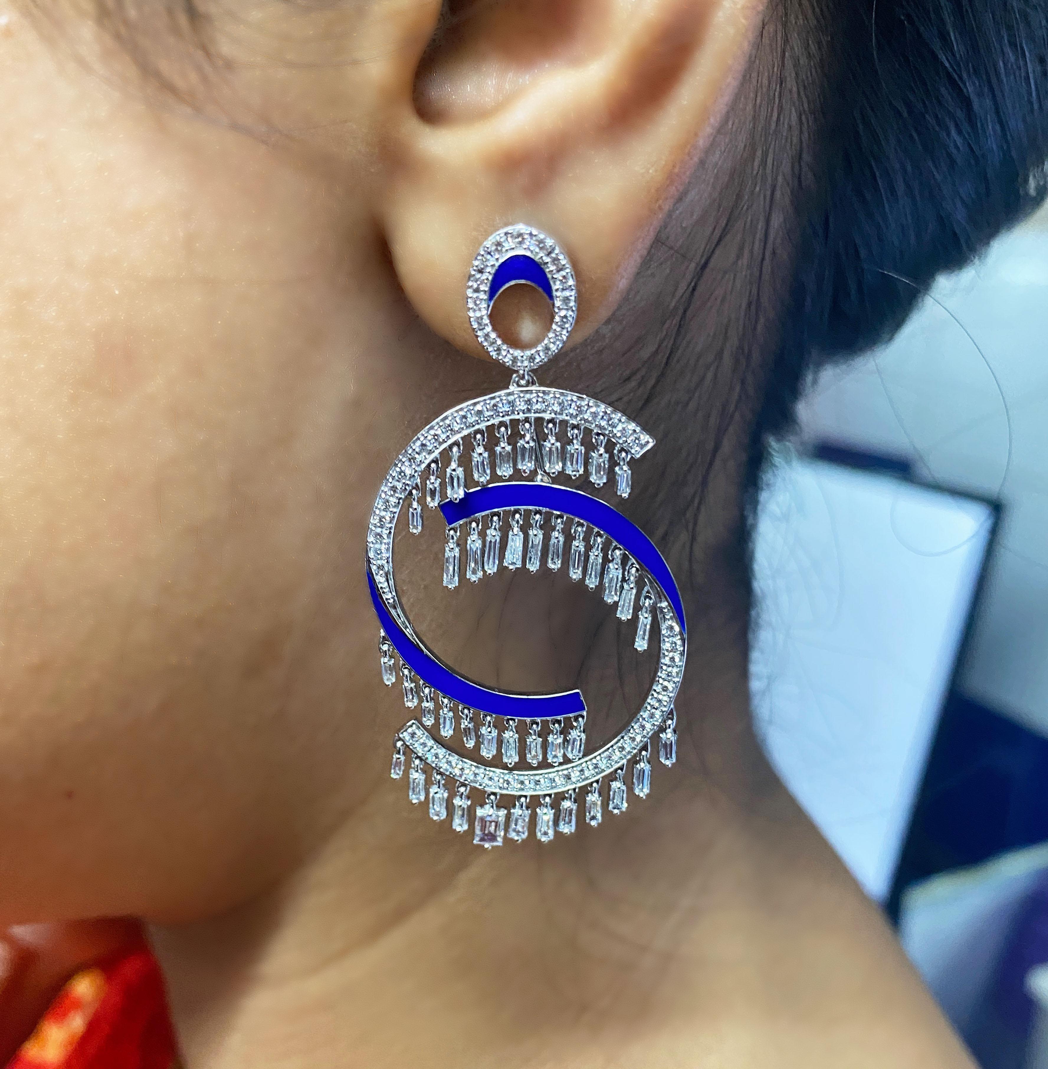 Poids brut : 20,59 grammes
Poids du diamant : 2,81 carats
Non classé pour l'instant. La certification IGI peut être effectuée sur demande.

D'autres photos et vidéos peuvent être partagées sur demande.

Boucles d'oreilles scintillantes, conçues de