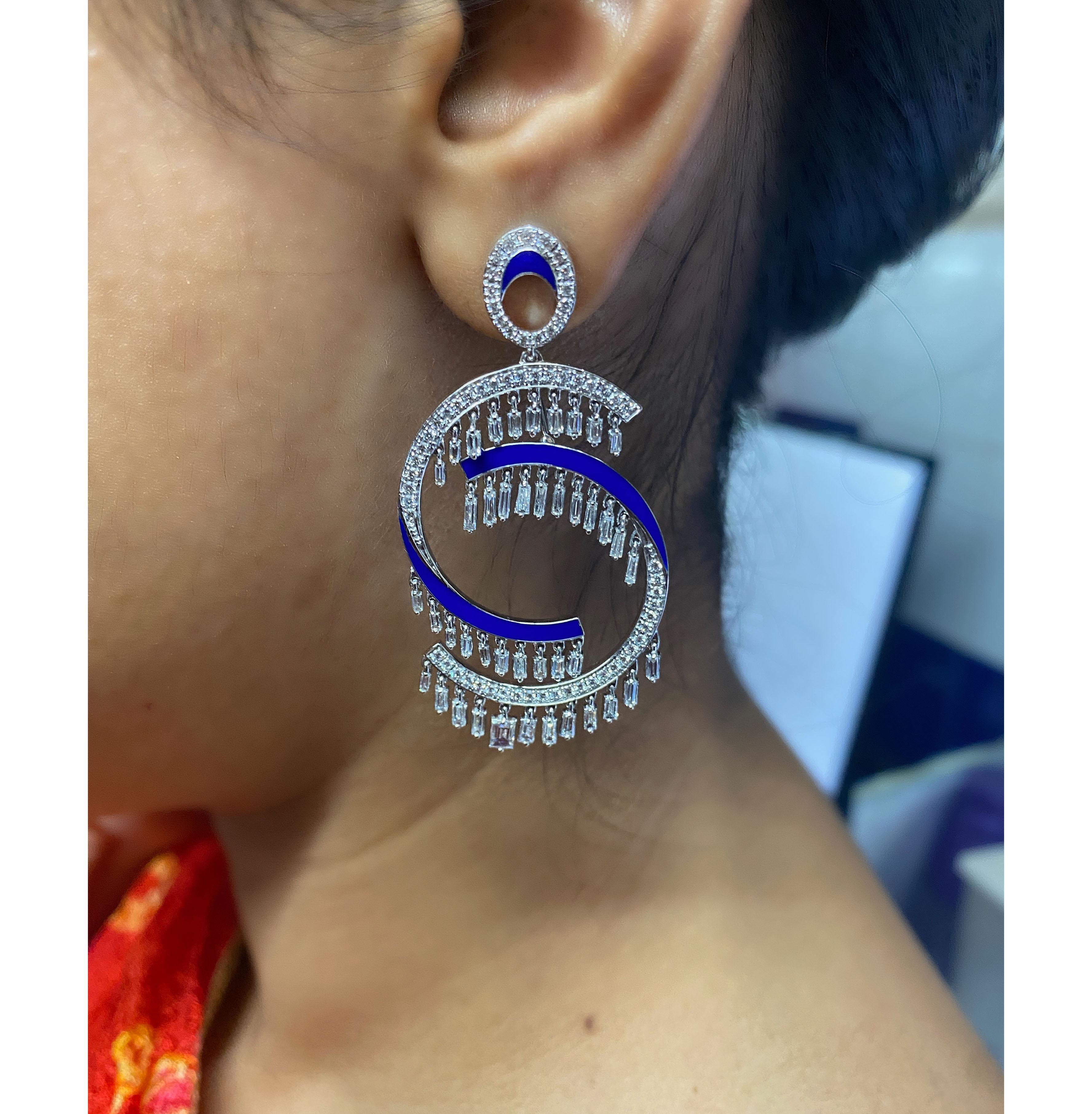 Contemporain Studio Rêves Boucles d'oreilles pendantes cloutées en or 18 carats et diamants baguettes en vente