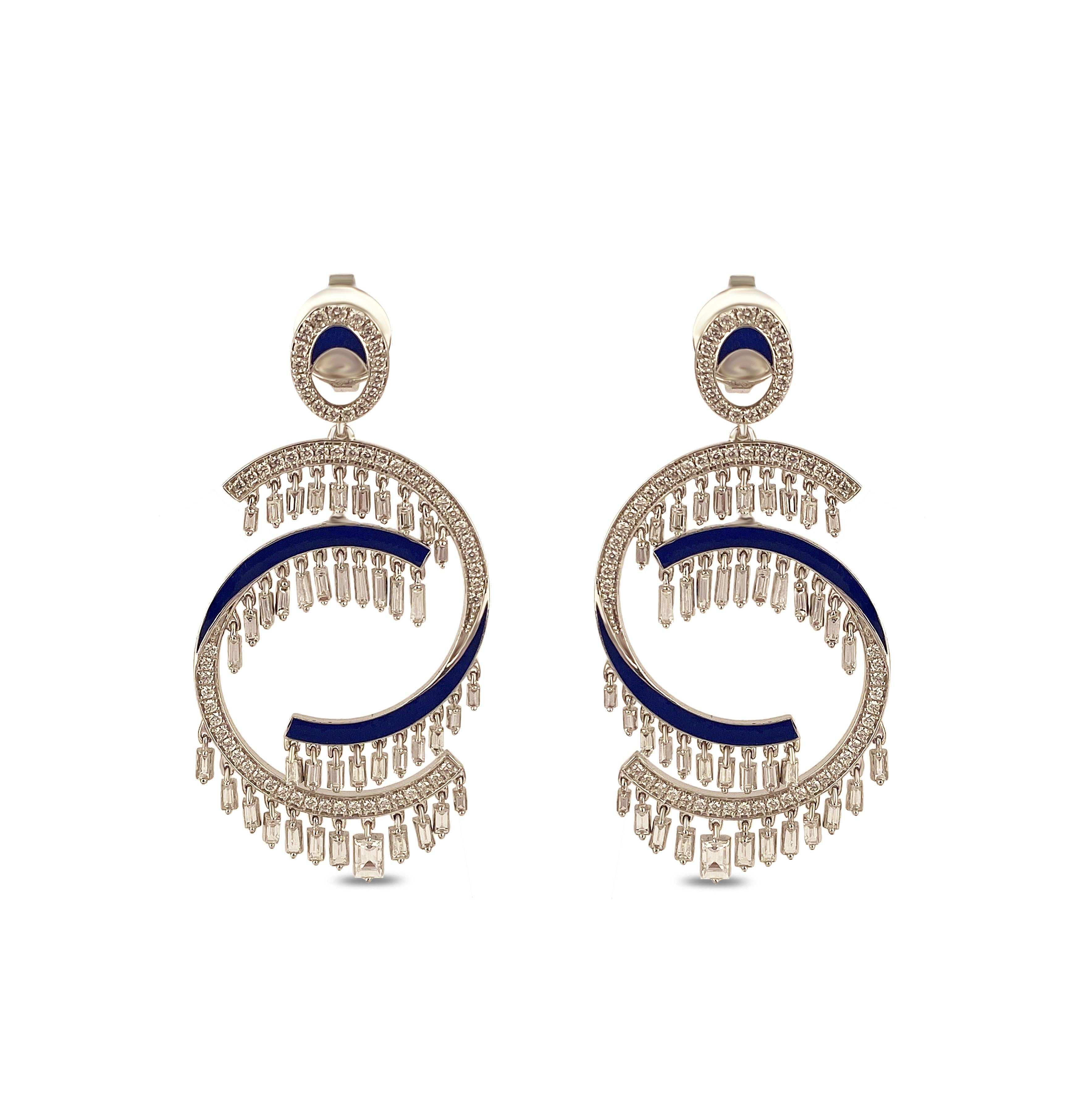 Studio Rêves Boucles d'oreilles pendantes cloutées en or 18 carats et diamants baguettes Pour femmes en vente
