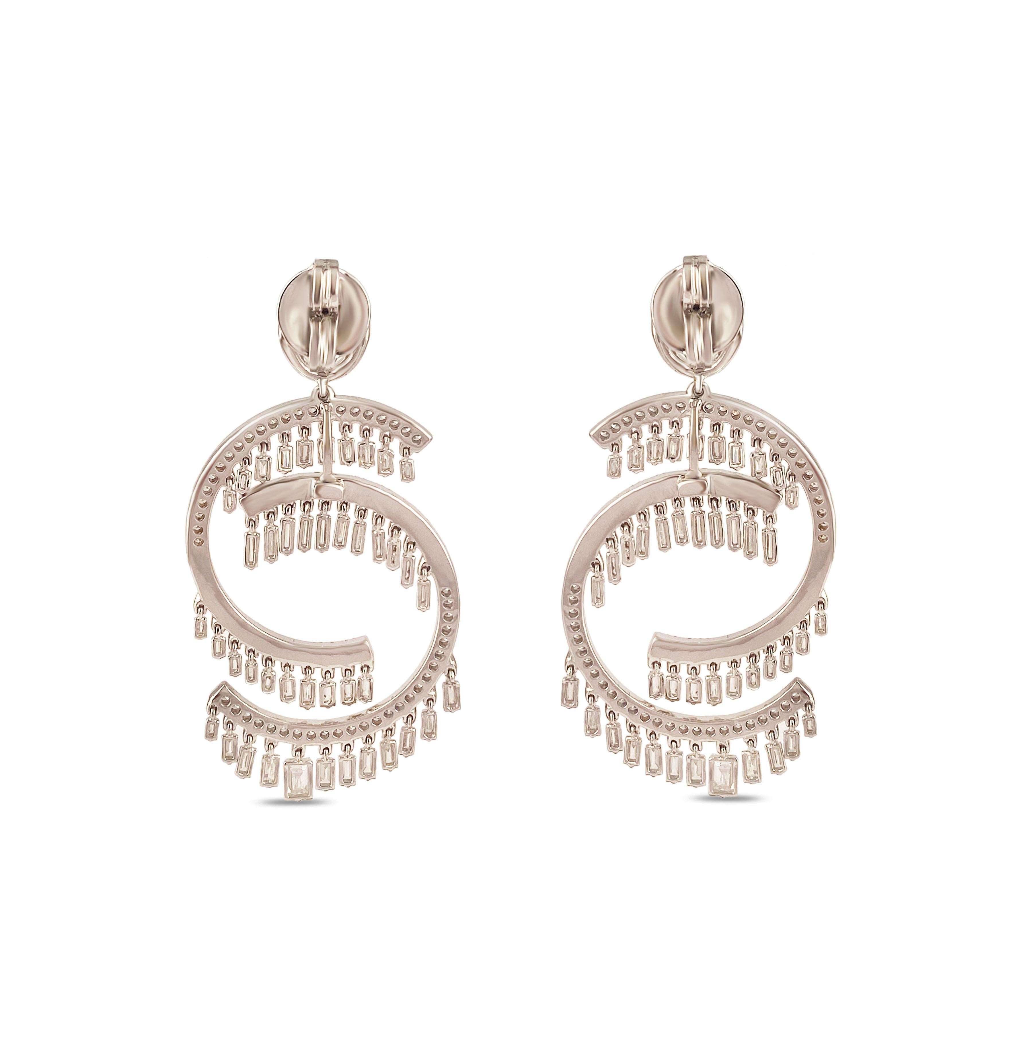 Studio Rêves Boucles d'oreilles pendantes cloutées en or 18 carats et diamants baguettes en vente 2