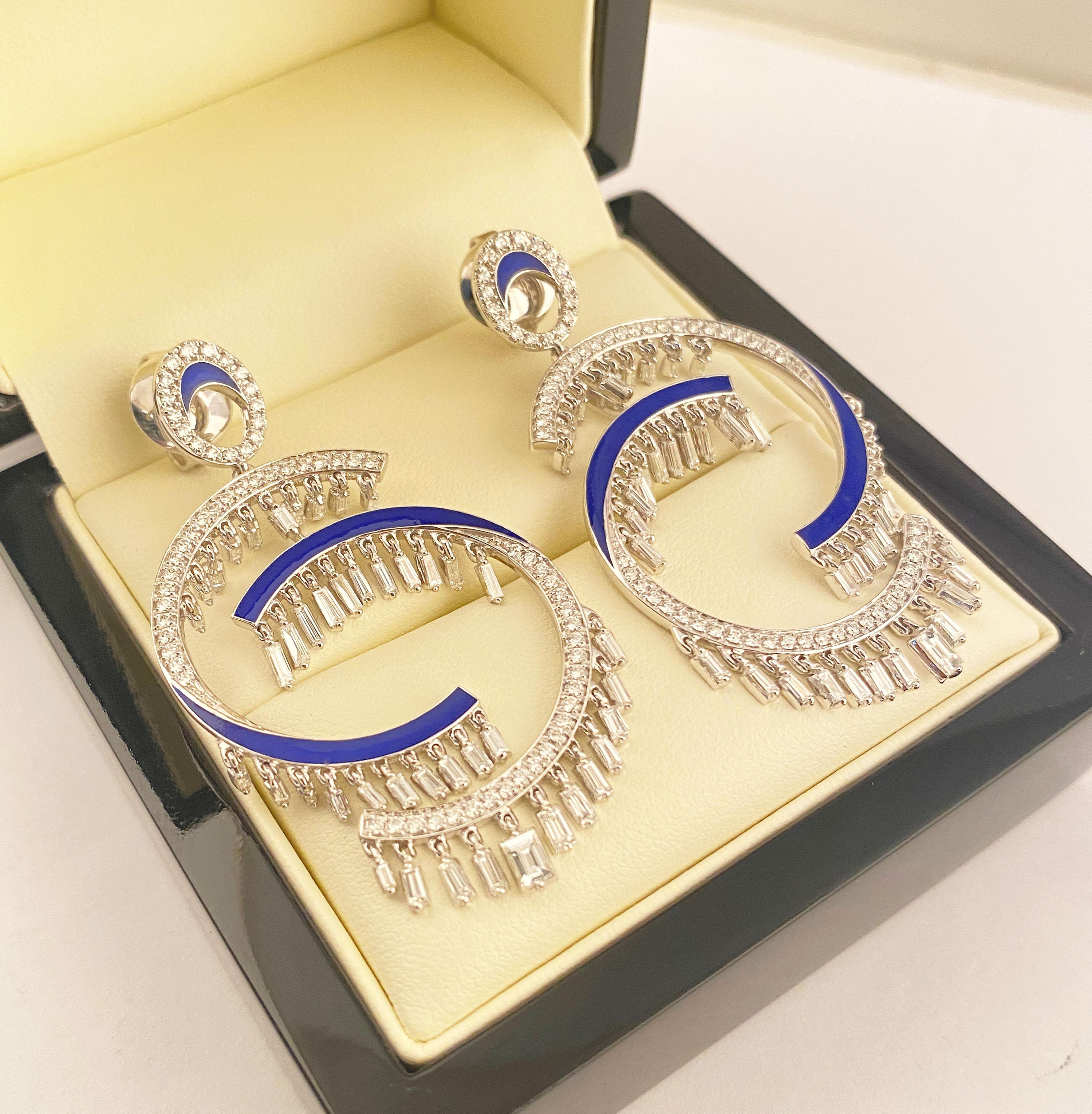 Studio Rêves Boucles d'oreilles pendantes cloutées en or 18 carats et diamants baguettes en vente 3