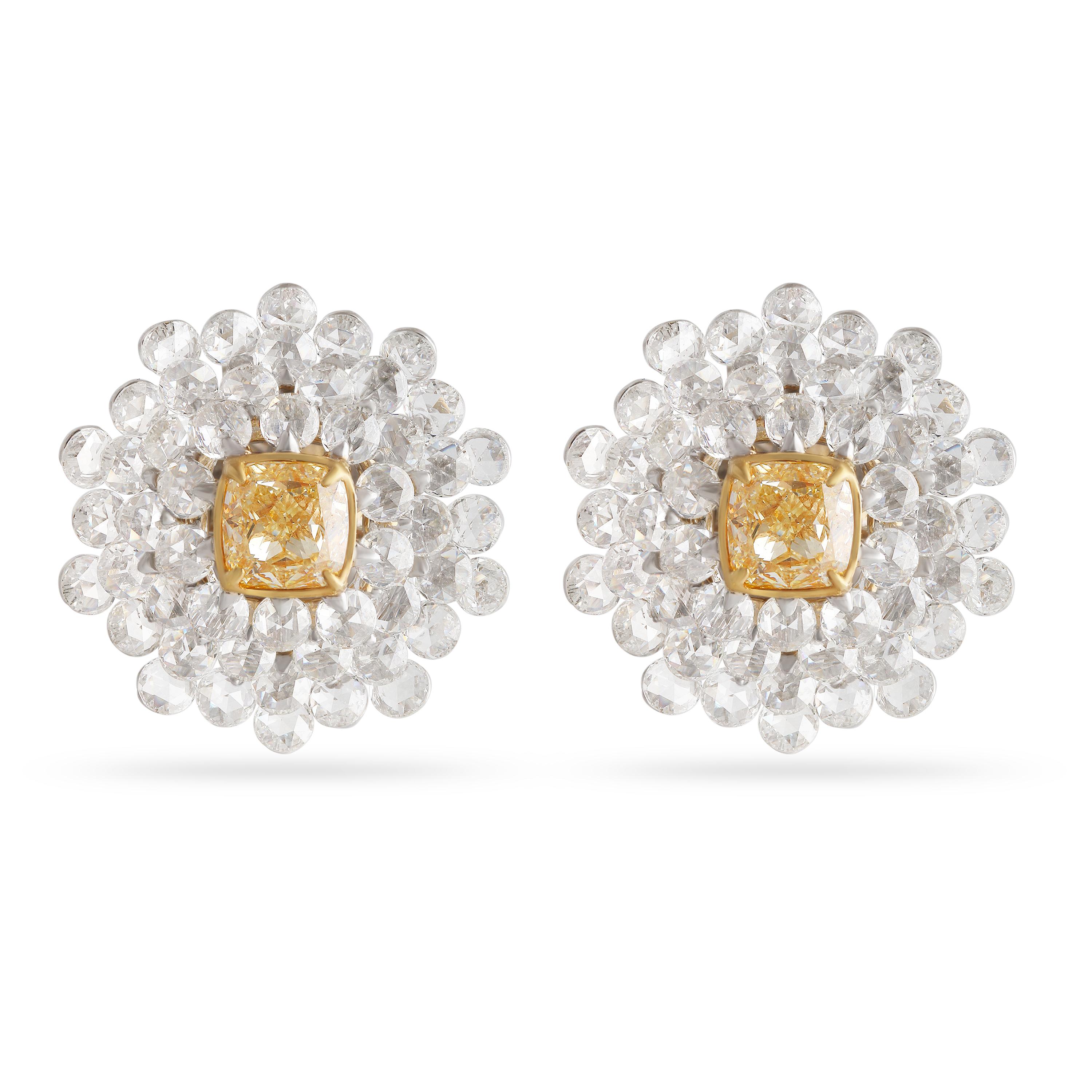 Una poetica celebrazione della luce, questi orecchini Blooming Radiance di Studio Rêves si dispiegano come fiori ingioiellati. Al centro di ogni pezzo si trova un vibrante diamante giallo a cuscino, che brilla di fuoco dorato. Whiting, 3,78 carati