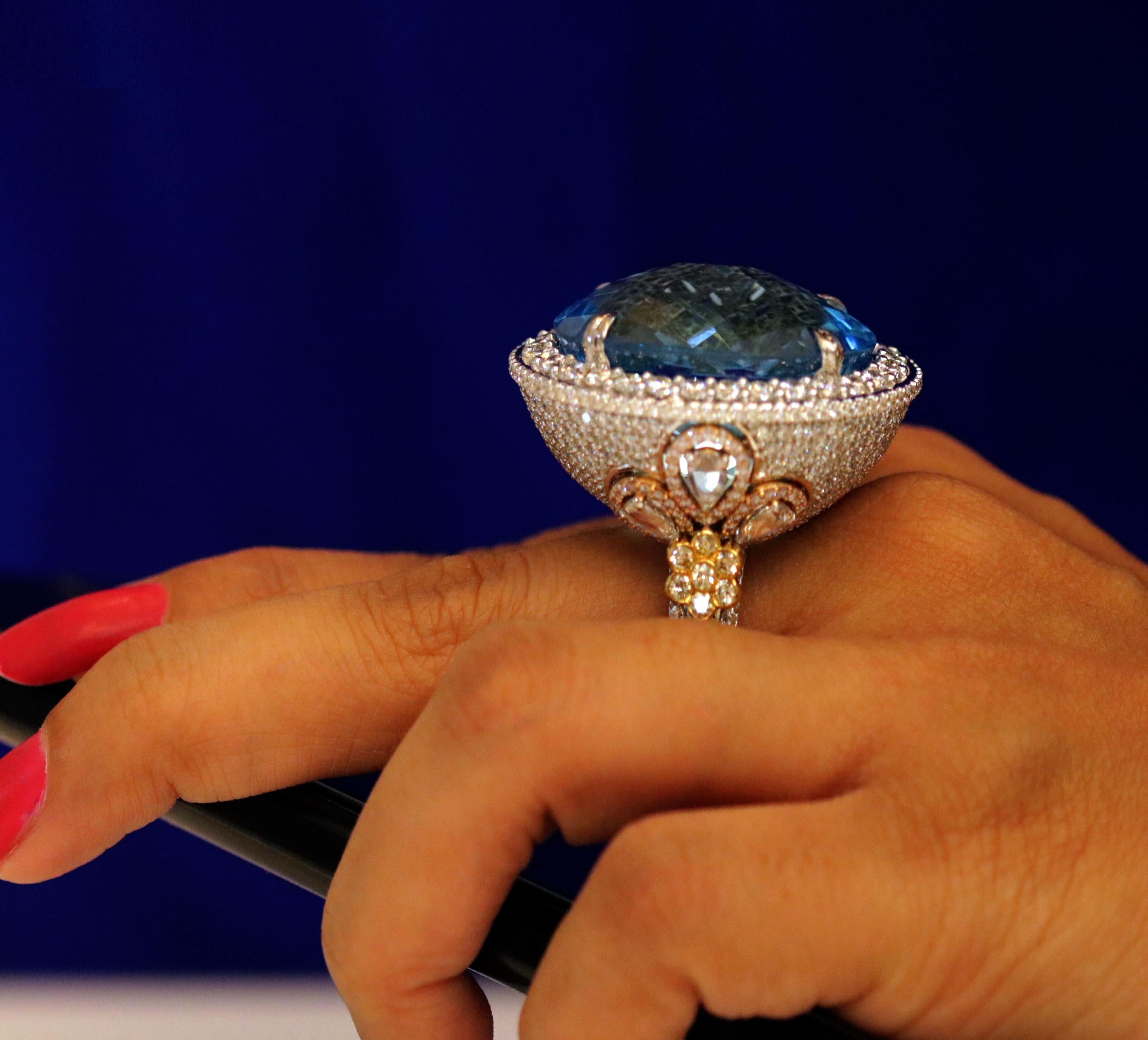 Peso bruto: 42,17 gramos
Peso del diamante: 10.10 cts
Peso Topacio Natural: 76,81 cts
Tamaño del anillo:  6 US 
Certificado IGI: 22J9757418

Se puede compartir un vídeo del Producto si se solicita.

Este anillo clásico de oro blanco, amarillo y rosa