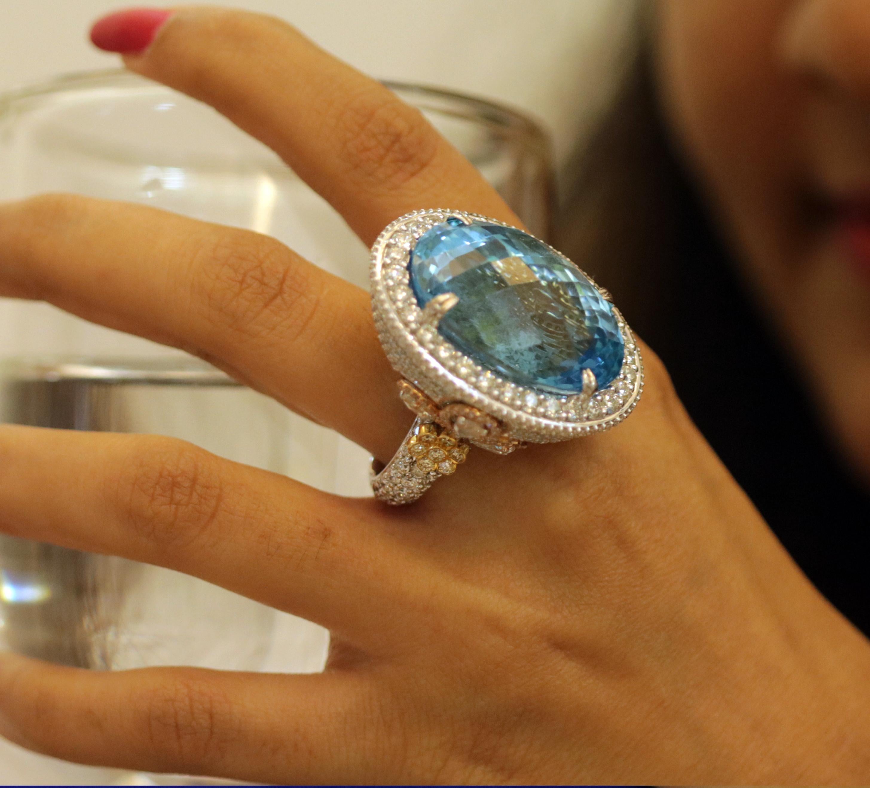Studio Rêves Anillo de moda de oro de 18 quilates con topacio azul y diamantes Contemporáneo en venta