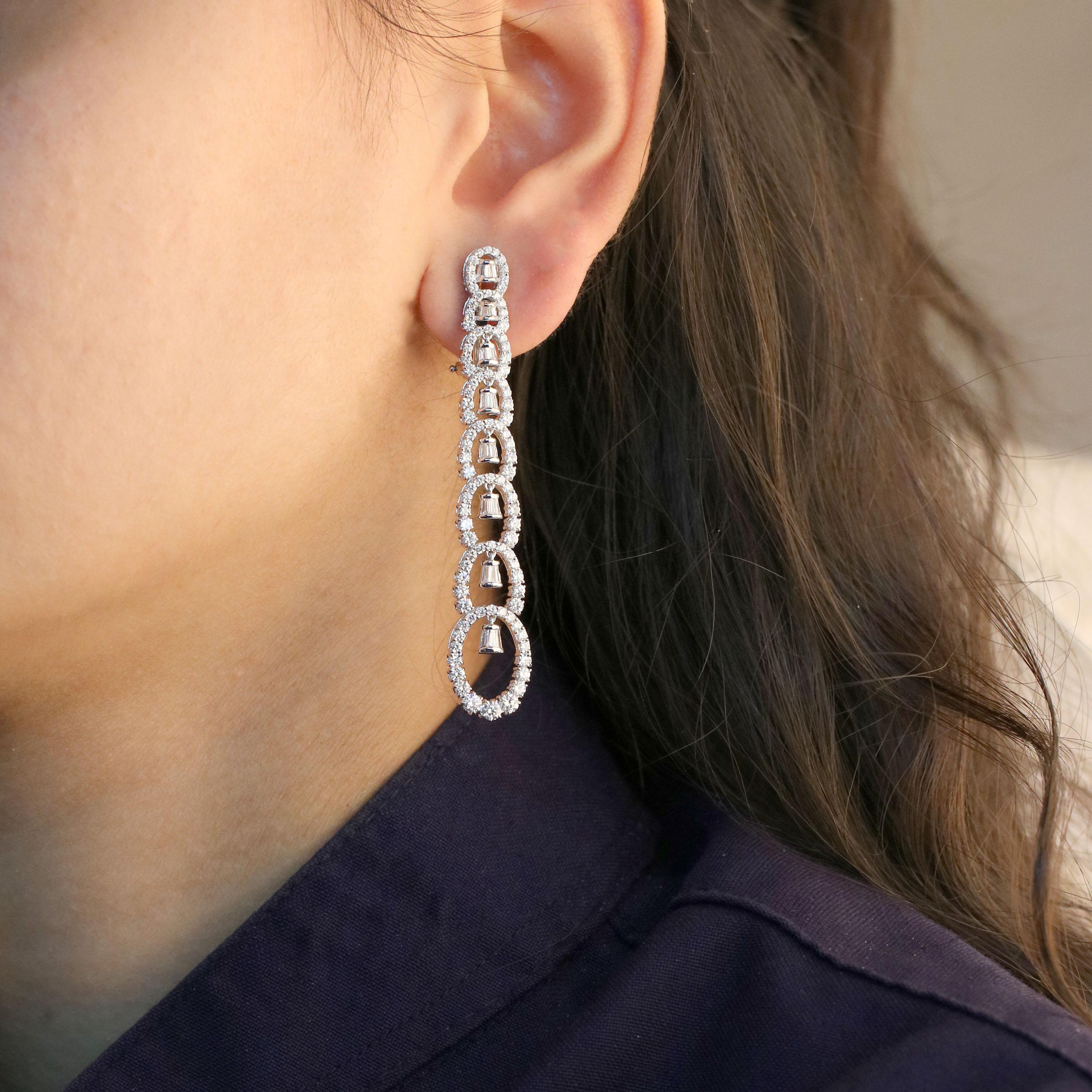 Contemporain Studio Rêves Boucles d'oreilles pendantes contemporaines en or 18 carats et diamants en vente