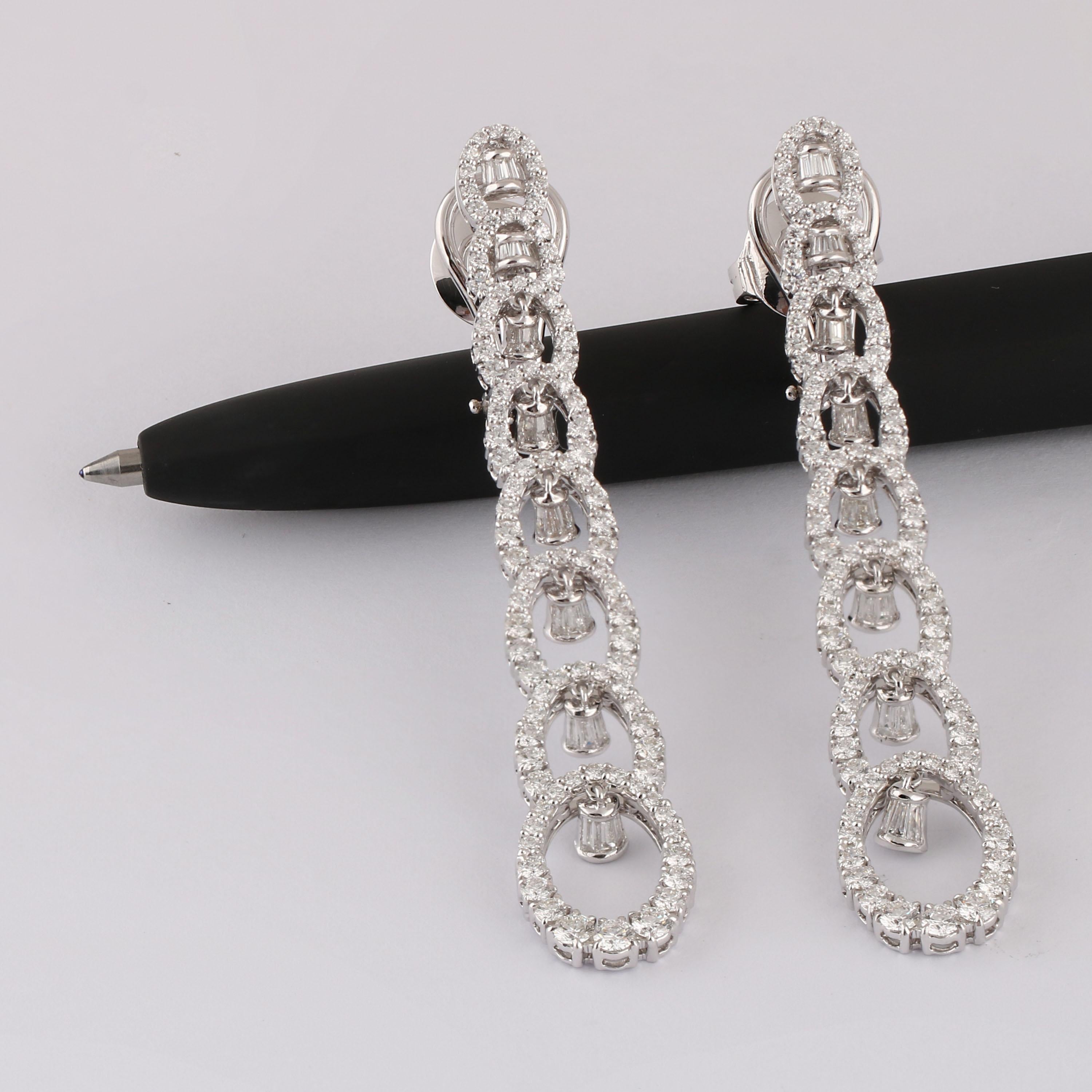 Taille ronde Studio Rêves Boucles d'oreilles pendantes contemporaines en or 18 carats et diamants en vente