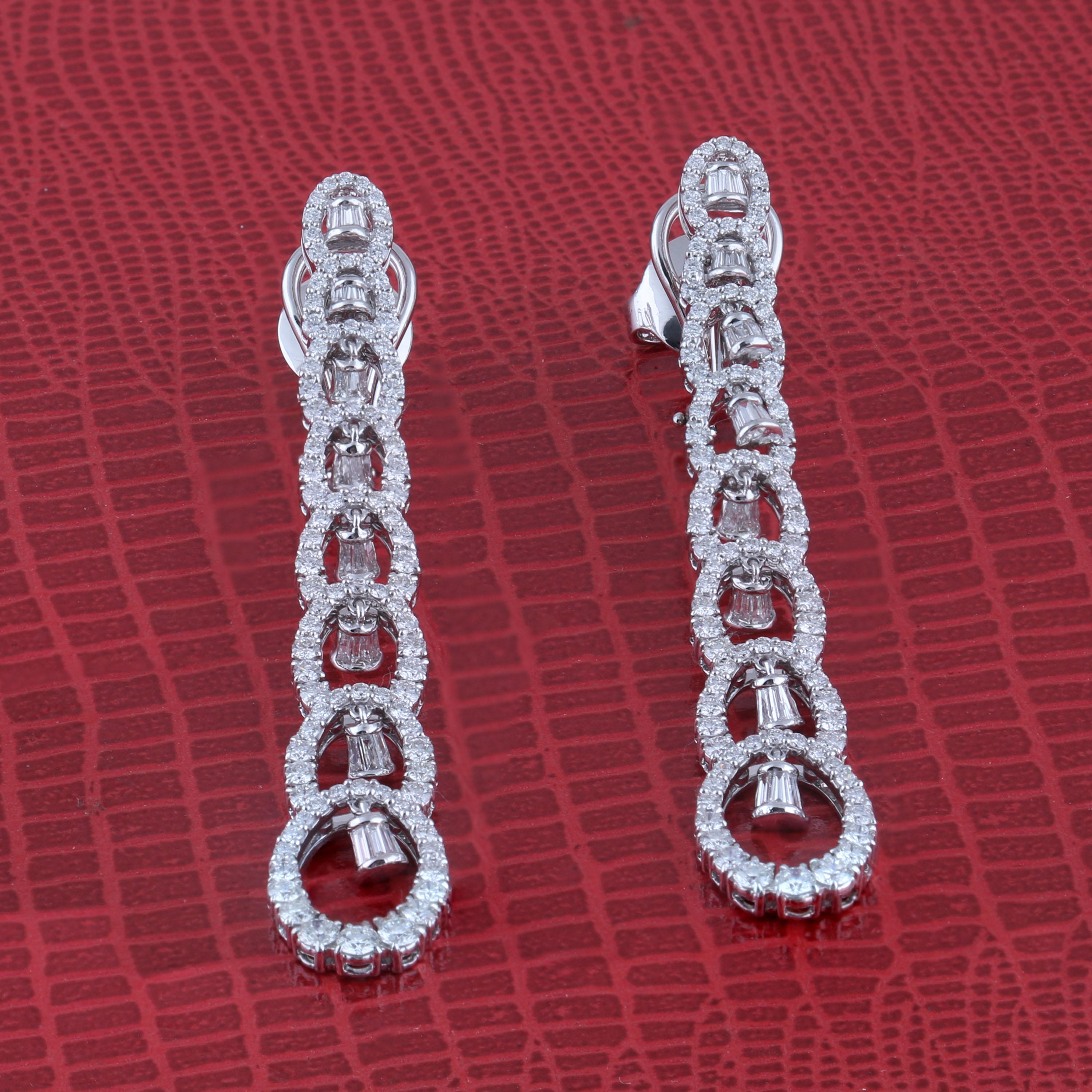 Studio Rêves Boucles d'oreilles pendantes contemporaines en or 18 carats et diamants en vente 3