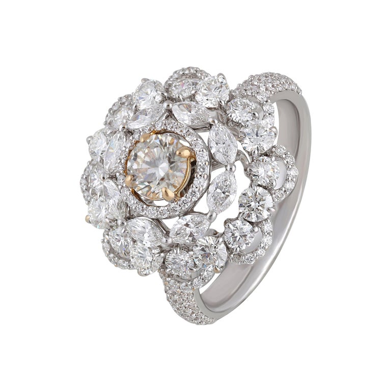 Studio Rêves Cut-work Patterned Diamond Ring in 18 Karat Gold For Sale ...