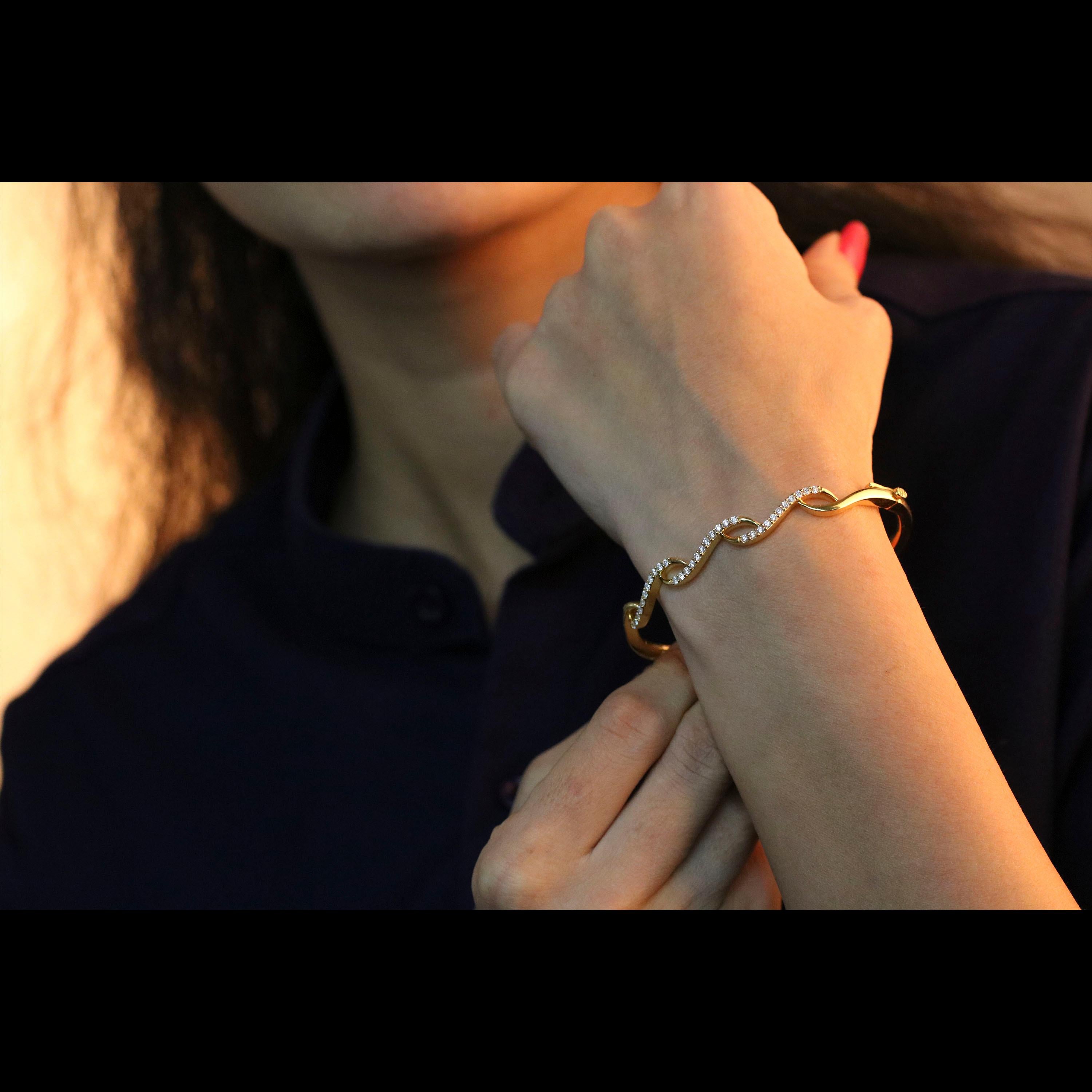 Modern Studio Rêves Dainty Diamond Encrusted Scalloped Bracelet in 18 Karat Yellow Gold For Sale