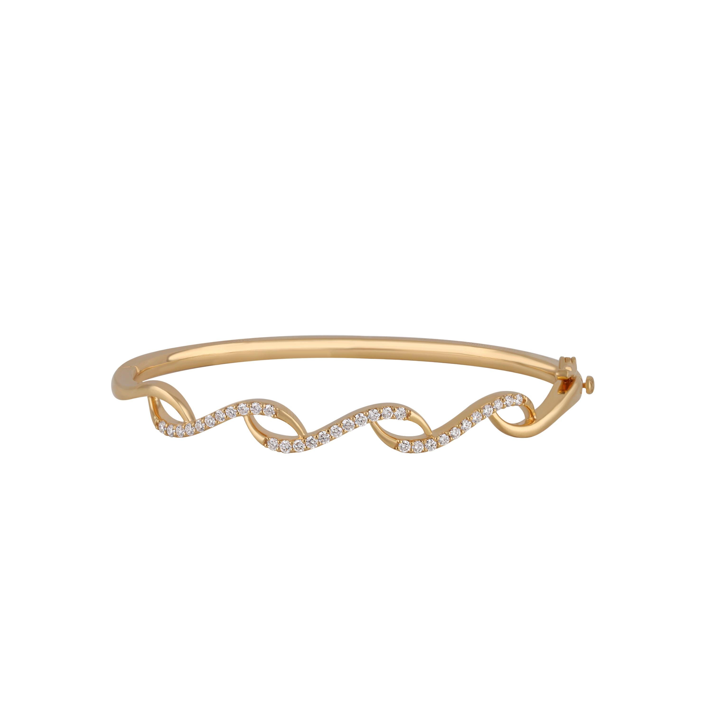 Women's Studio Rêves Dainty Diamond Encrusted Scalloped Bracelet in 18 Karat Yellow Gold For Sale