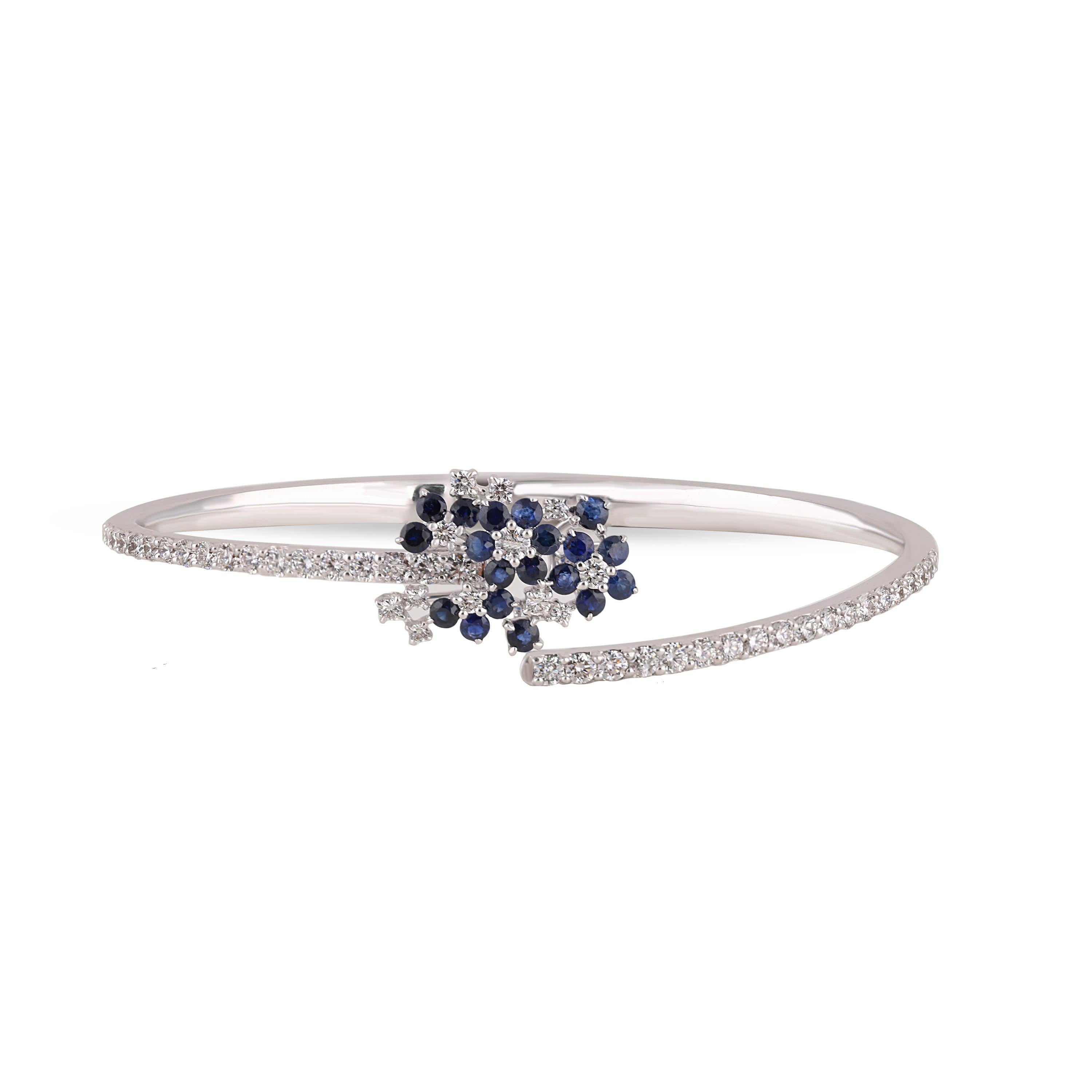 Round Cut Studio Rêves Diamond and Blue Sapphire Cluster Spring Bracelet in 18 Karat Gold For Sale