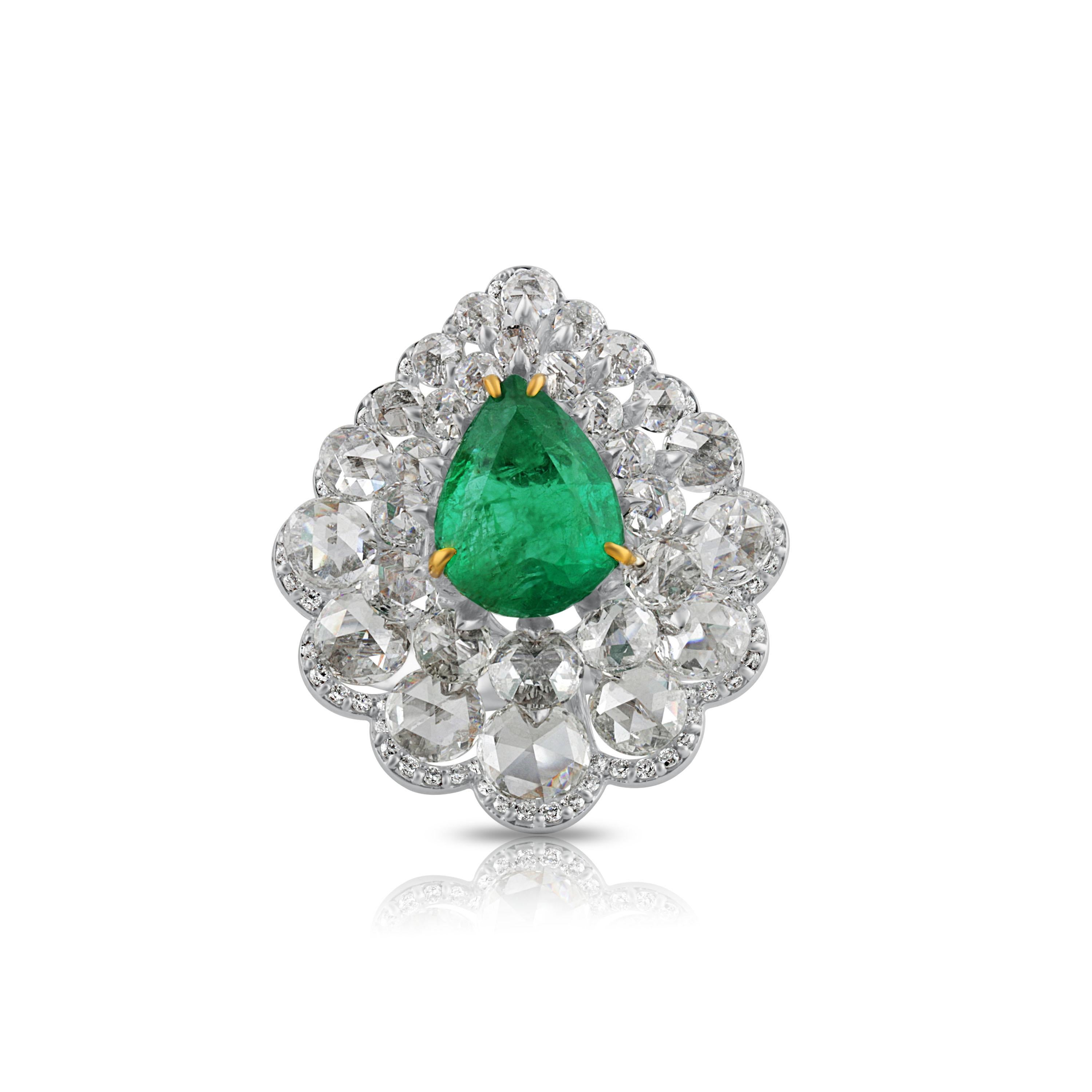 Studio Rêves Diamond and Emerald Cluster Ring in 18 Karat Gold In New Condition For Sale In Mumbai, Maharashtra