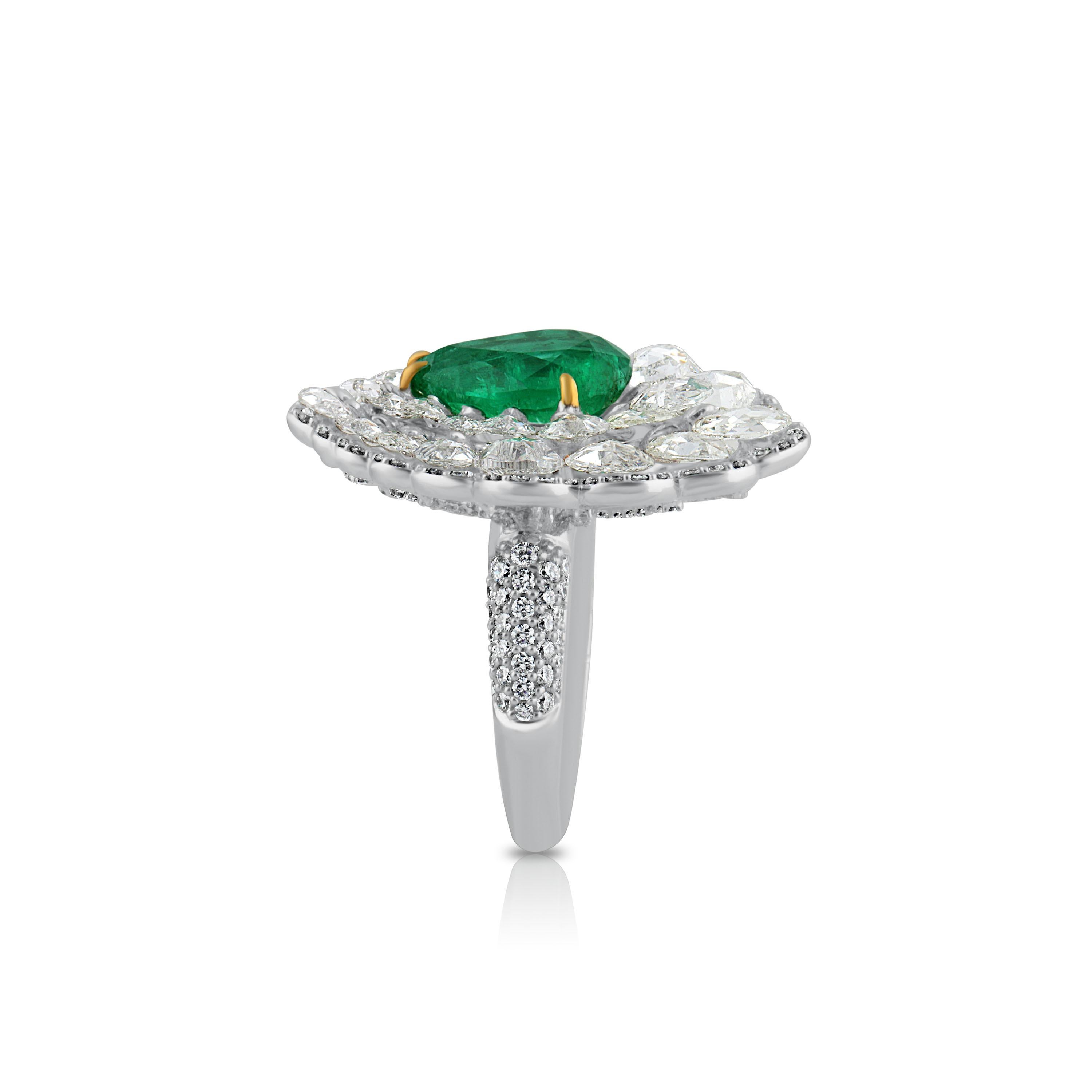 Studio Rêves Diamond and Emerald Cluster Ring in 18 Karat Gold For Sale 1