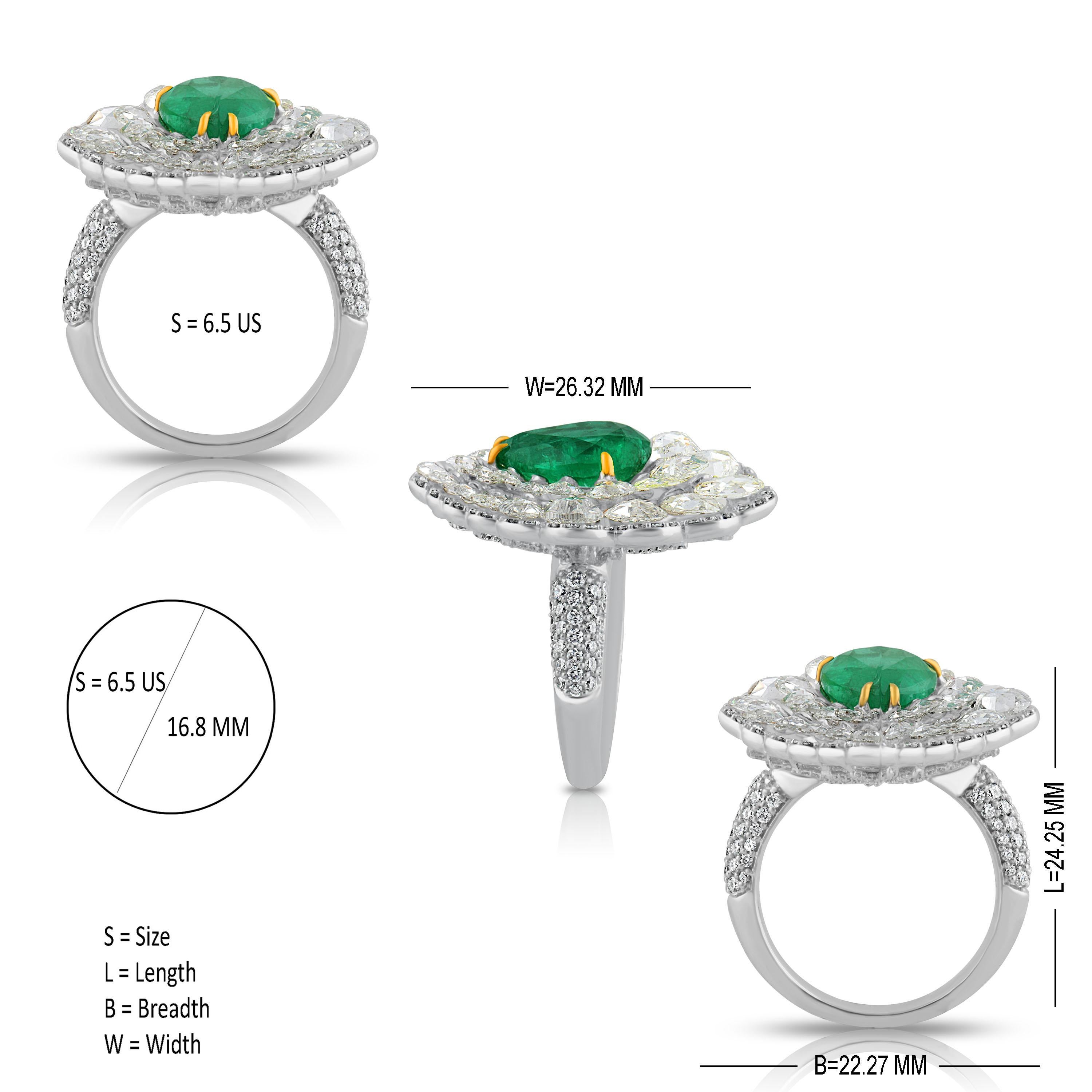 Modern Studio Rêves Diamond and Emerald Cluster Ring in 18 Karat Gold For Sale