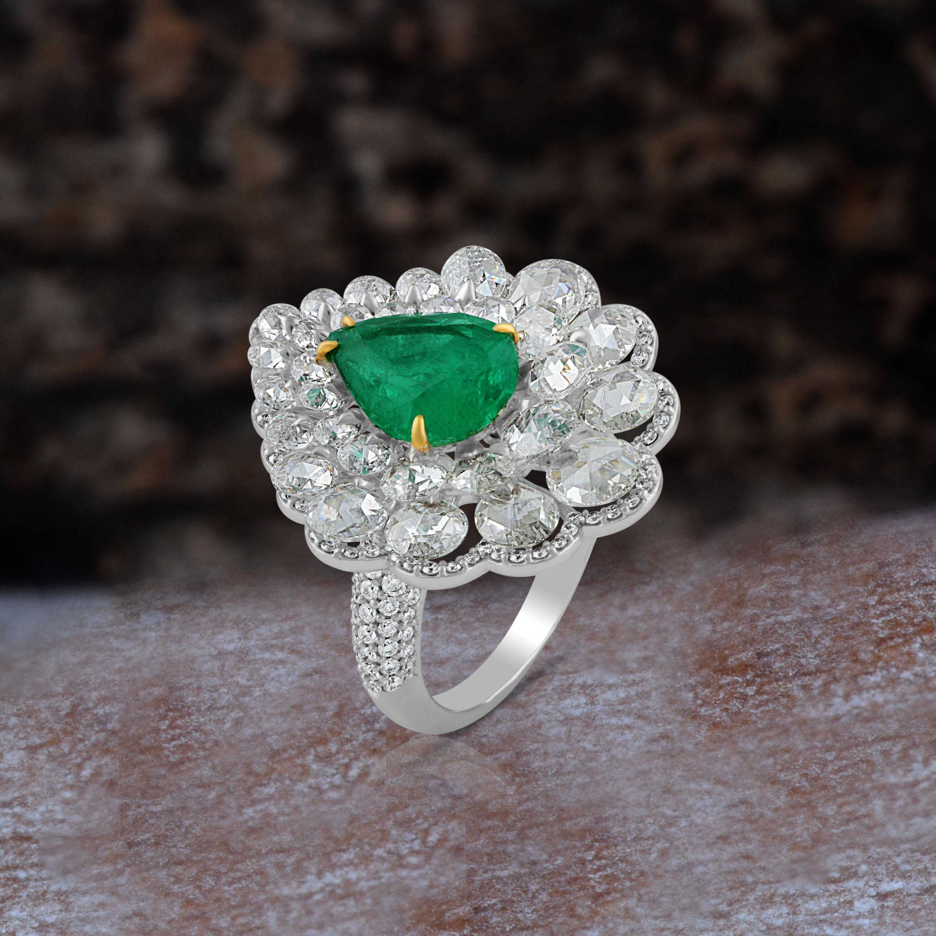 Studio Rêves Diamond and Emerald Cluster Ring in 18 Karat Gold For Sale 3
