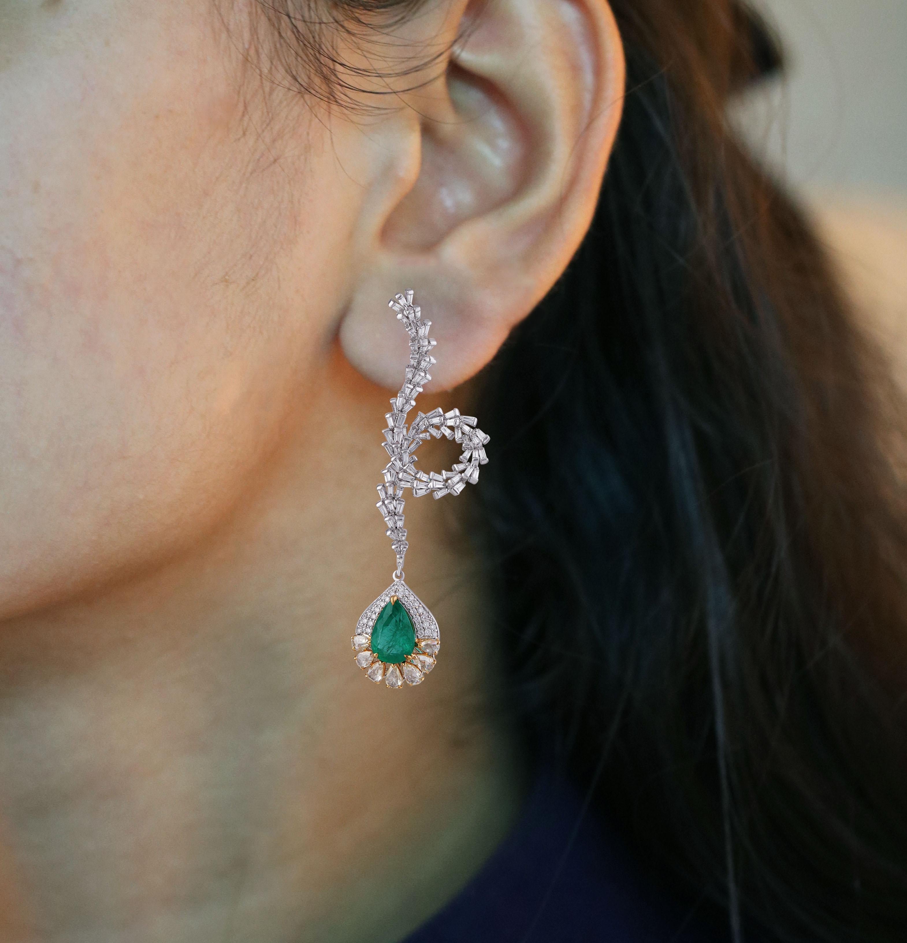 Contemporary Studio Rêves Diamond and Emerald Fancy Curled Dangling Earrings in 18 Karat Gold For Sale