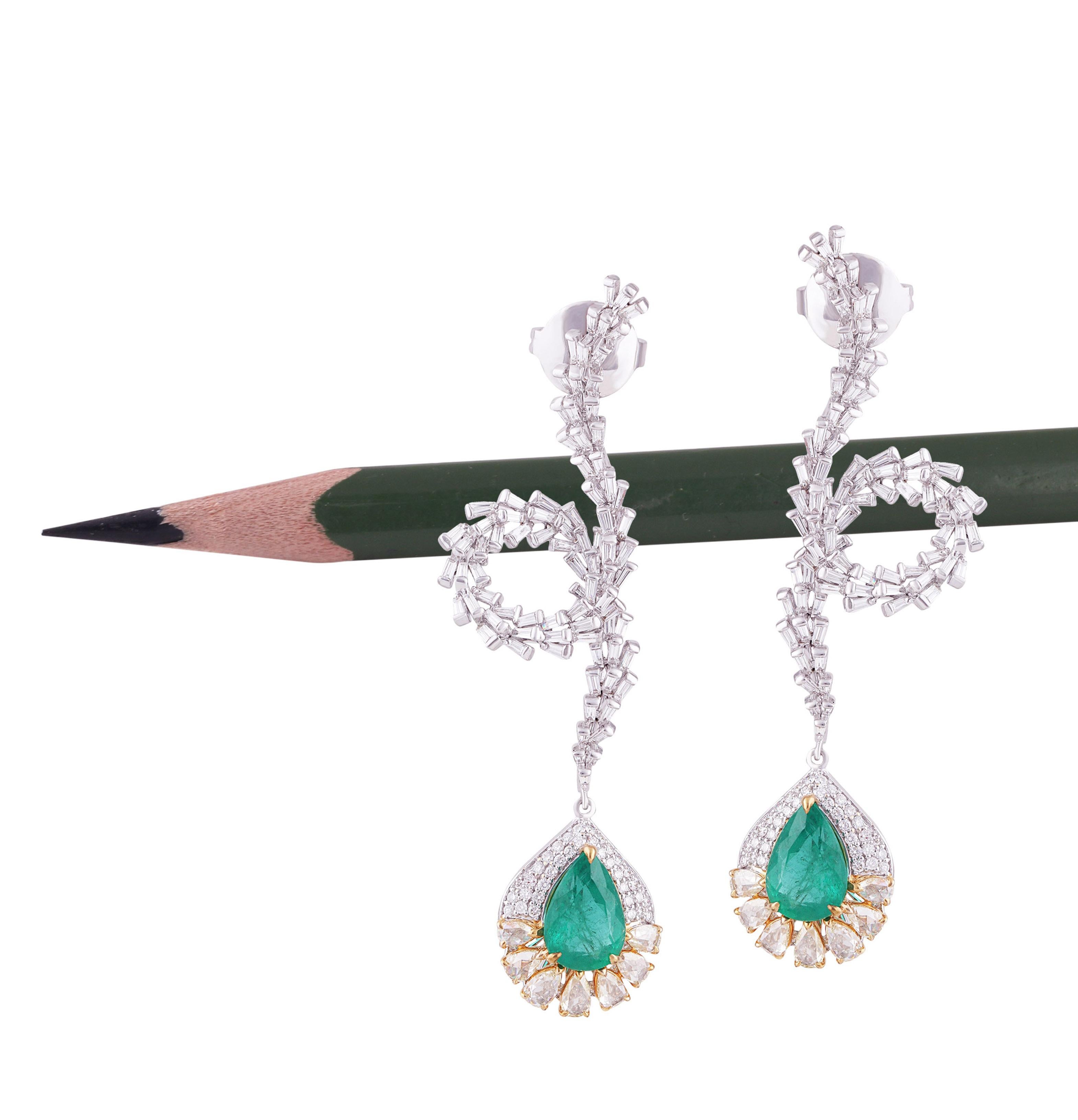 Studio Rêves Diamond and Emerald Fancy Curled Dangling Earrings in 18 Karat Gold In New Condition For Sale In Mumbai, Maharashtra