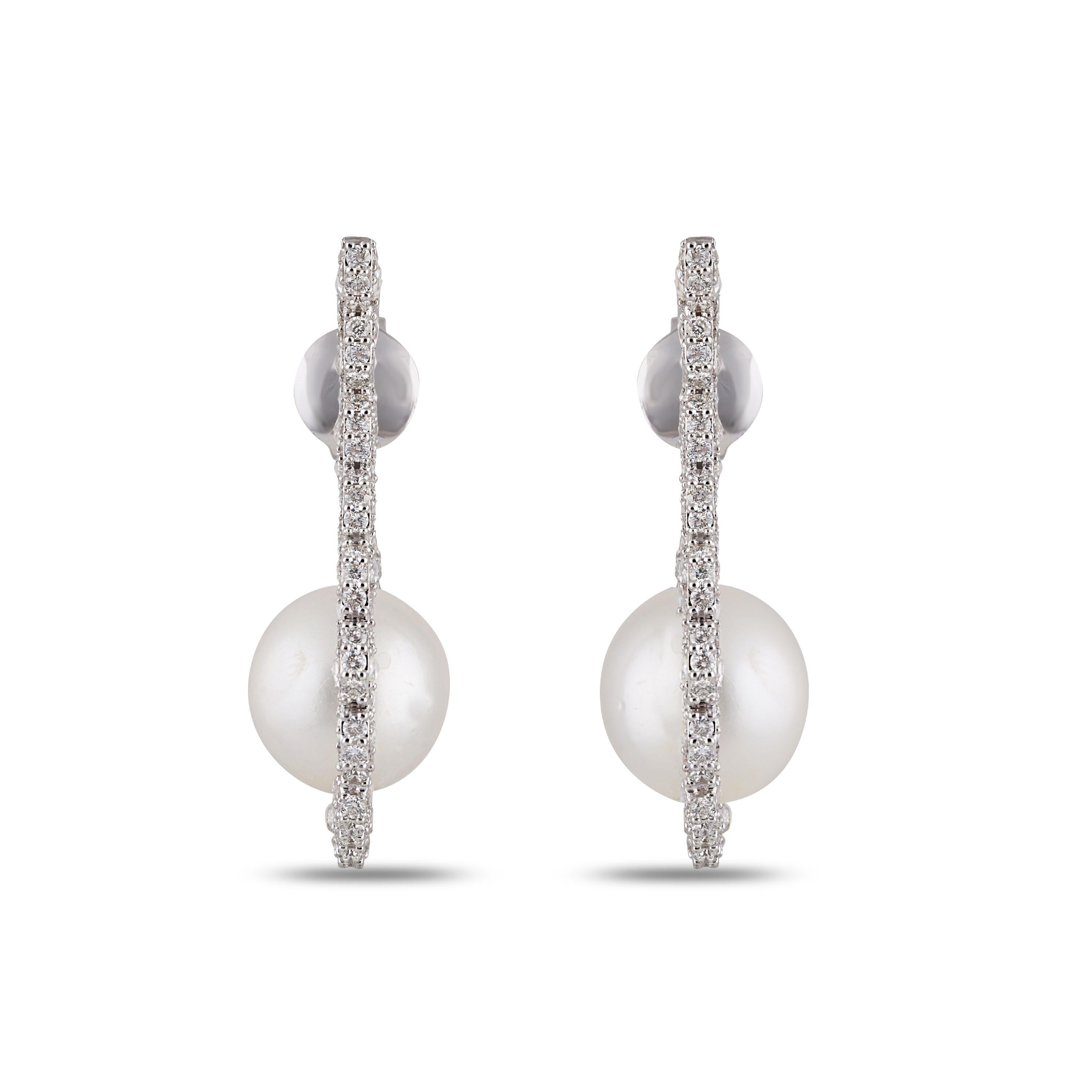 Studio Rêves Diamond and Pearl Wrap Stud Earrings in 18 Karat White Gold In New Condition For Sale In Mumbai, Maharashtra