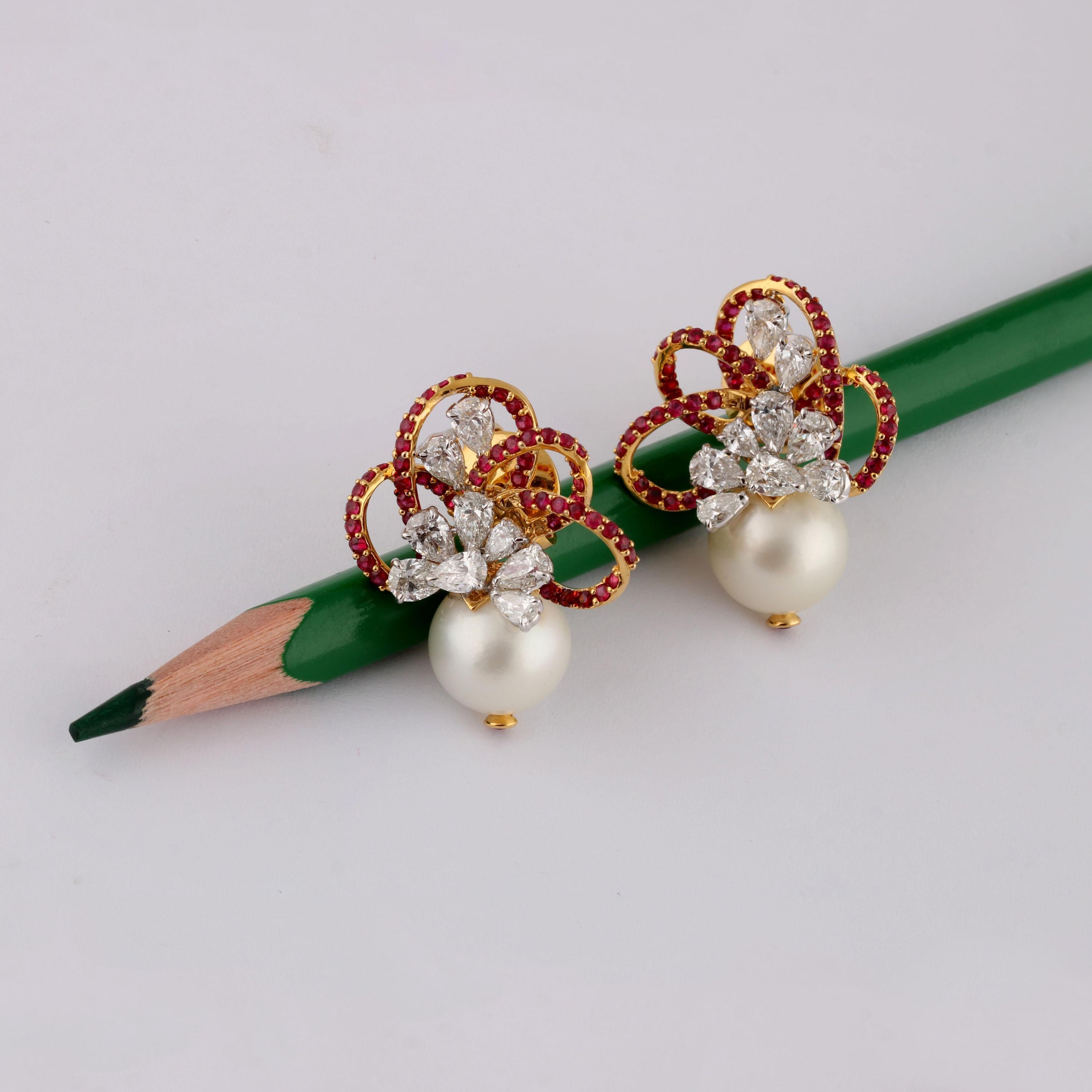 Boucles d'oreilles en or 18 carats diamants et rubis avec perles de Studio Rêves Neuf - En vente à Mumbai, Maharashtra