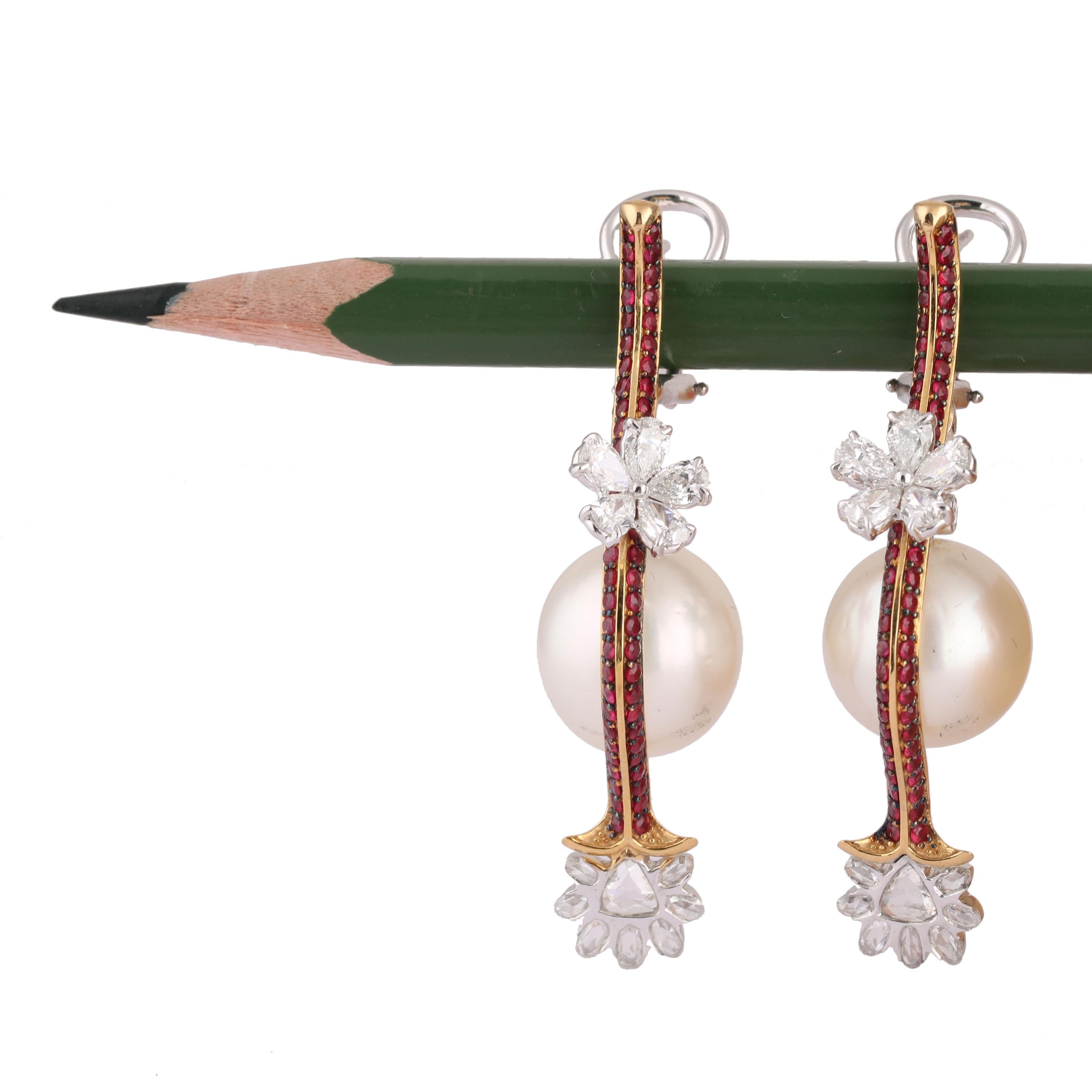 Studio Rêves Orecchini di diamanti e rubini con perle in oro 18 carati In condizioni Nuovo in vendita a Mumbai, Maharashtra