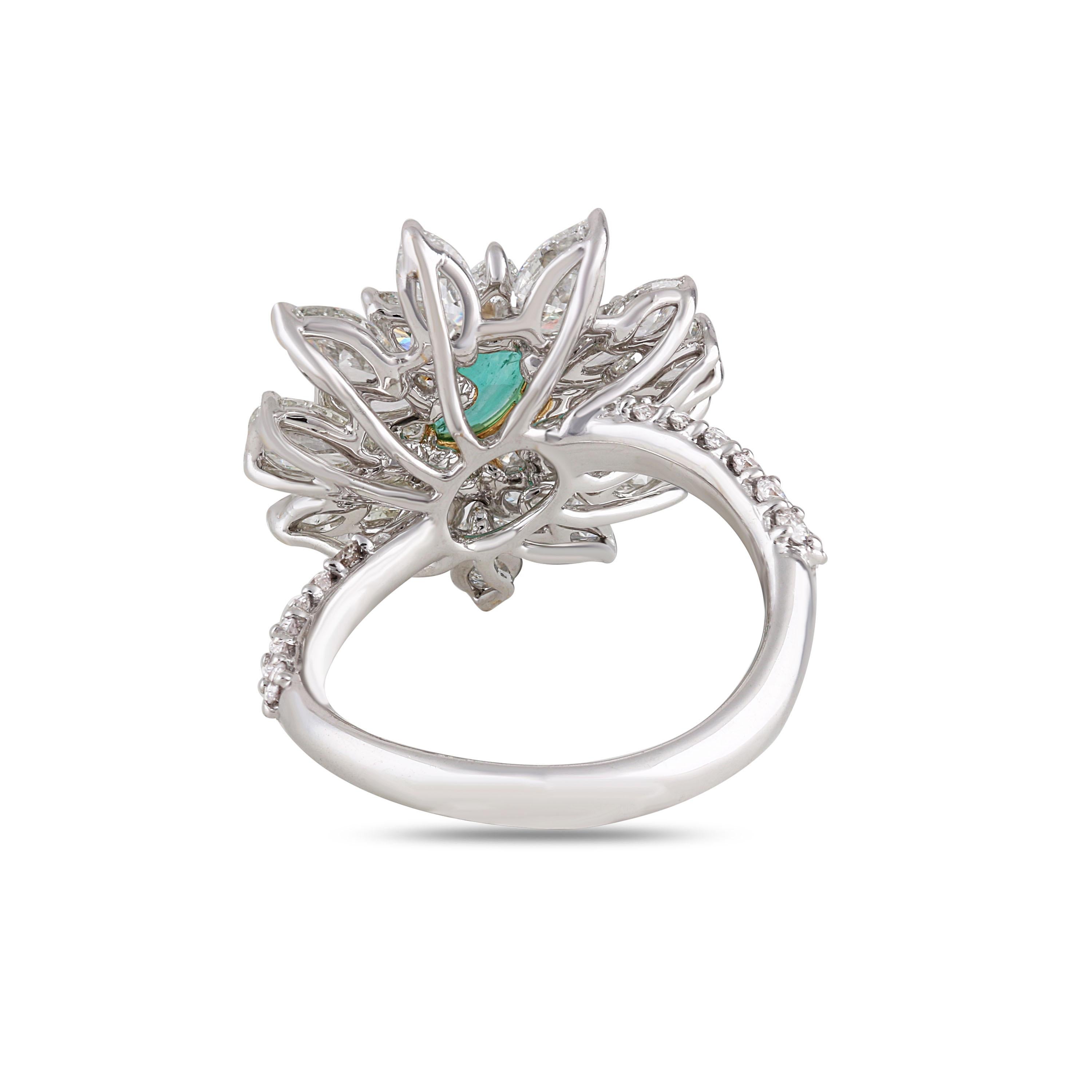 Studio Rêves Diamond Cluster Ring with Emerald in 18 Karat White Gold For Sale 2