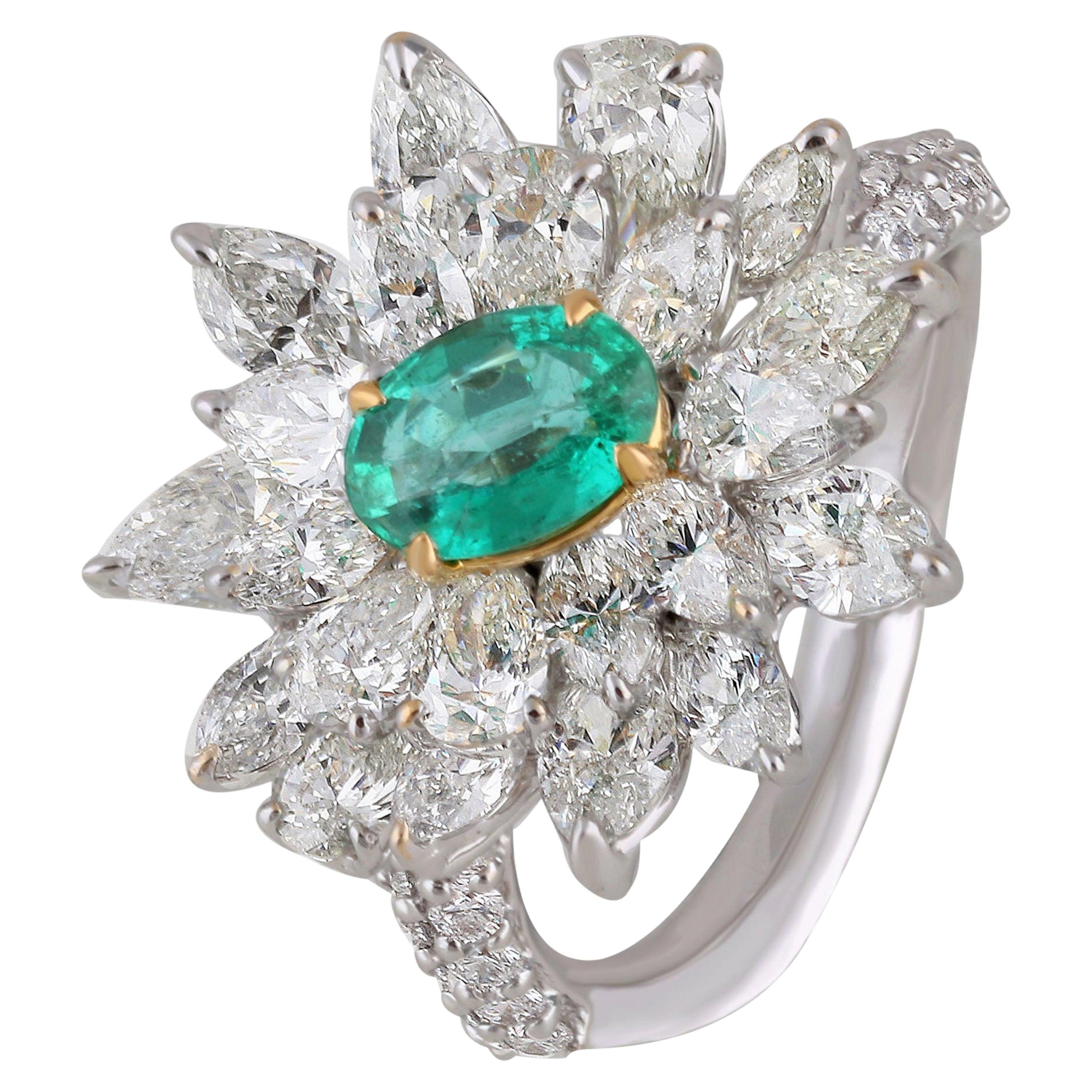 Studio Rêves Diamond Cluster Ring with Emerald in 18 Karat White Gold For Sale