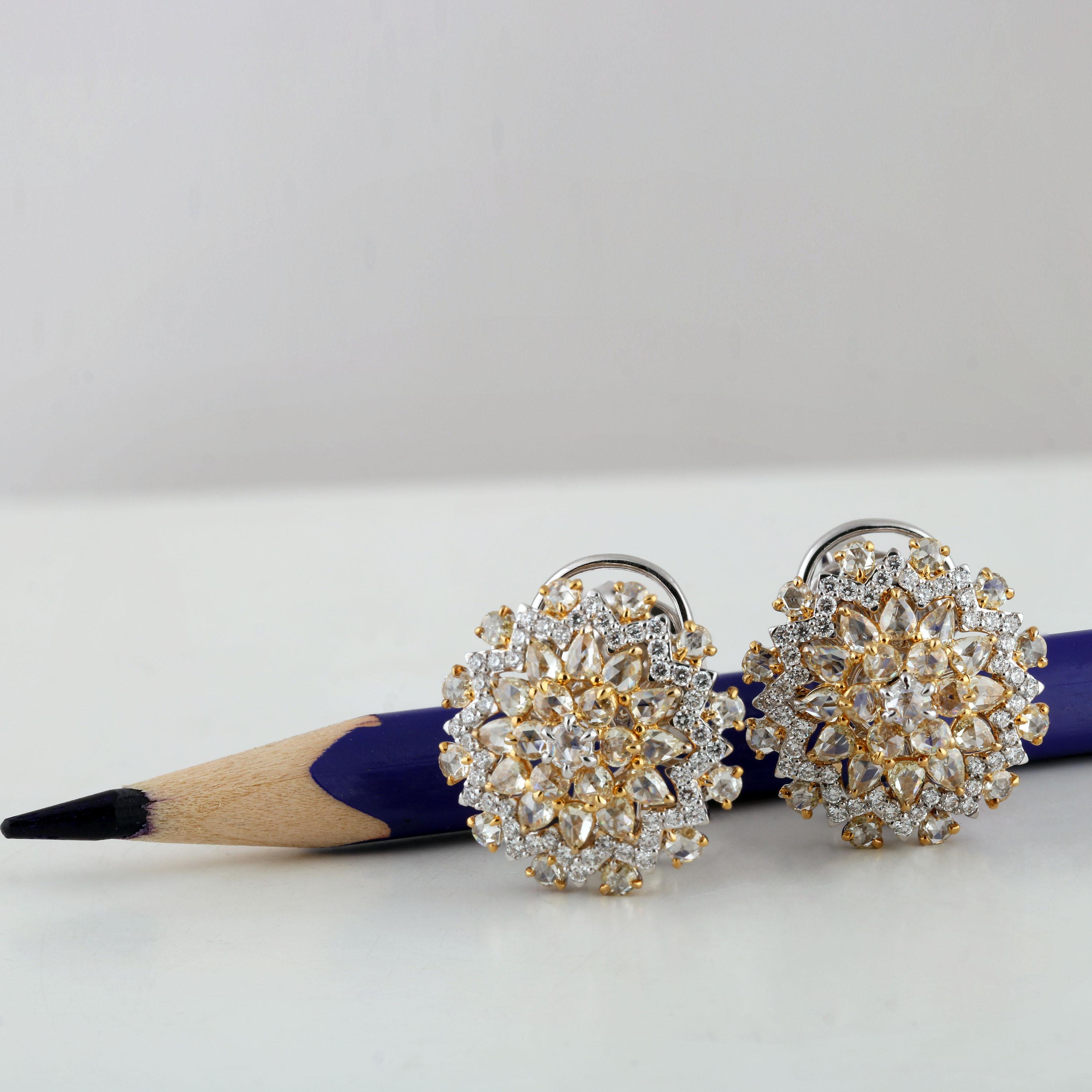 Studio Rêves Diamond Cluster Stud Earrings in 18 Karat Gold In New Condition For Sale In Mumbai, Maharashtra