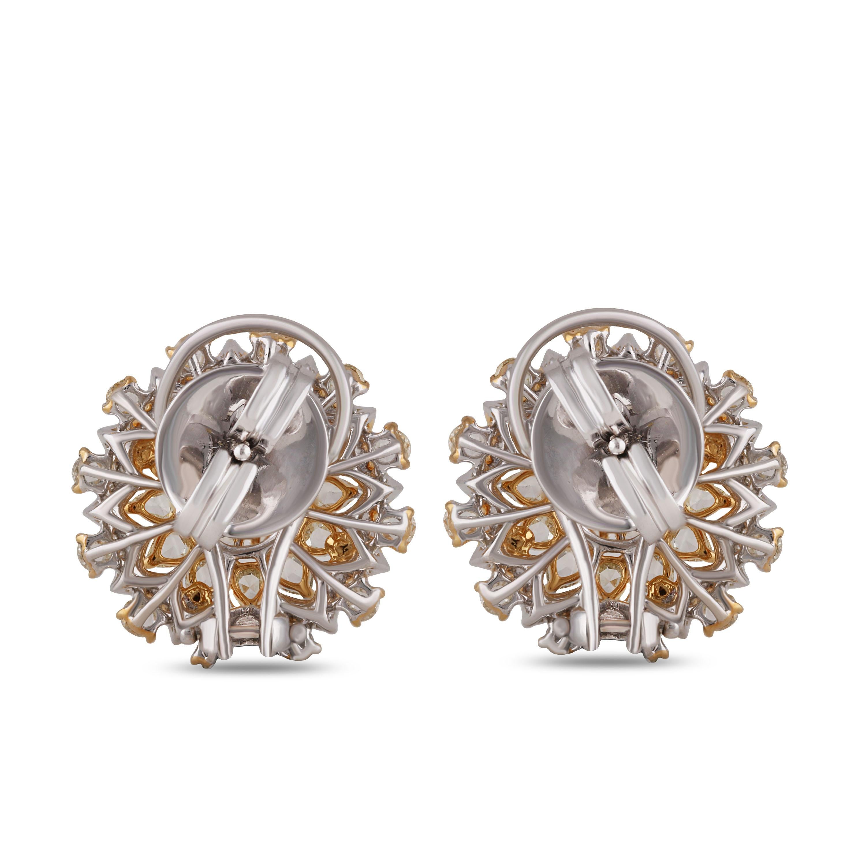 Studio Rêves Diamond Cluster Stud Earrings in 18 Karat Gold For Sale 2
