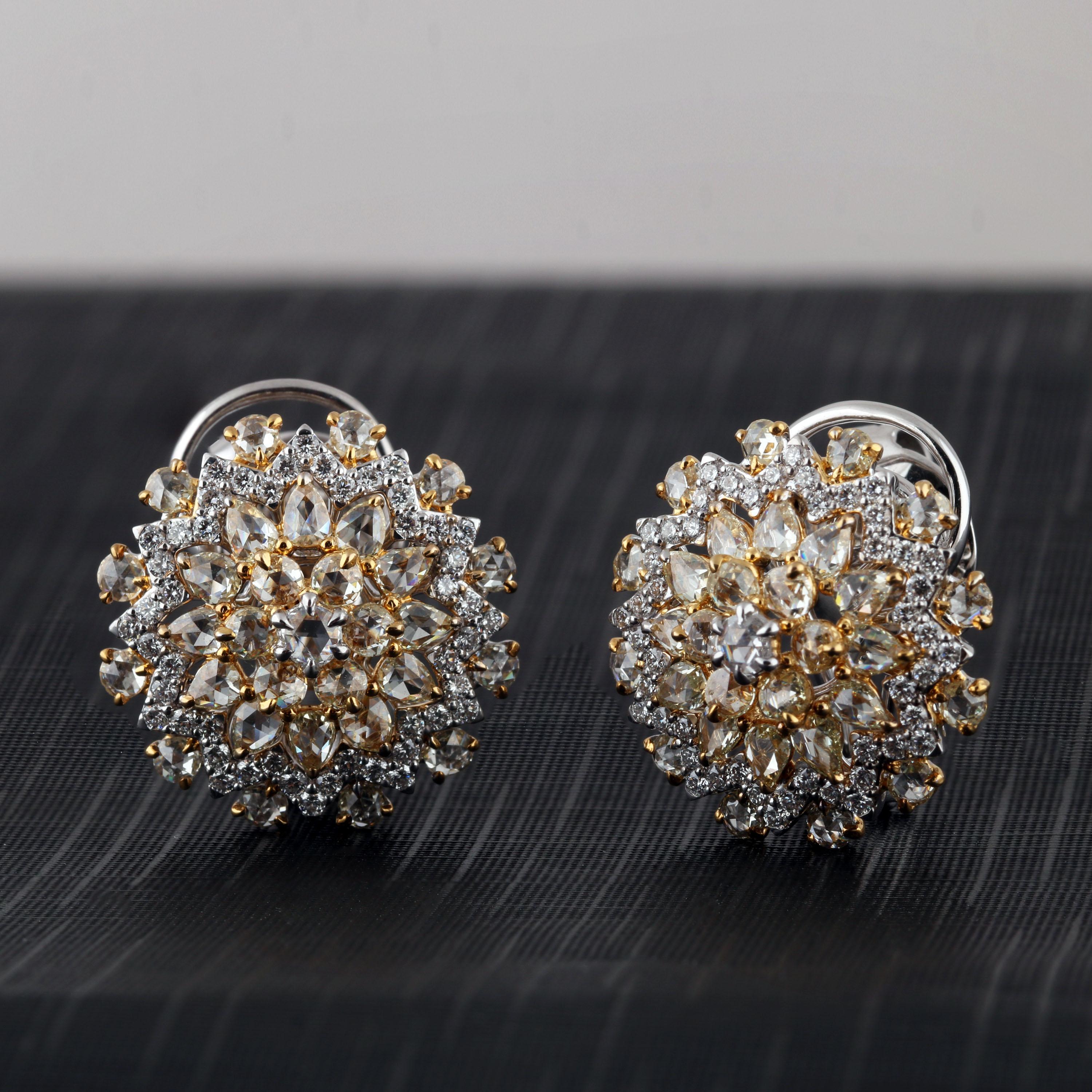 Studio Rêves Diamond Cluster Stud Earrings in 18 Karat Gold For Sale 3